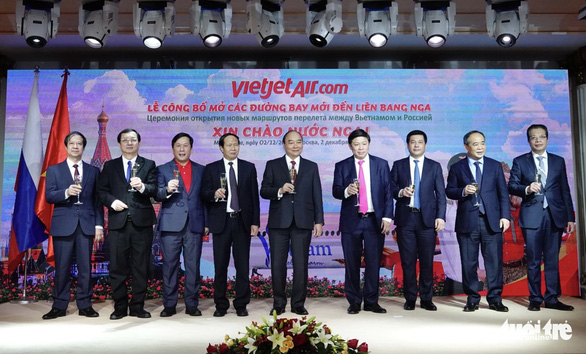 Vietnamese State President Nguyen Xuan Phuc (middle) and other Vietnamese officials are seen at the ceremony for launching Vietjet's direct flights to Russia. Photo: Vien Su / Tuoi Tre