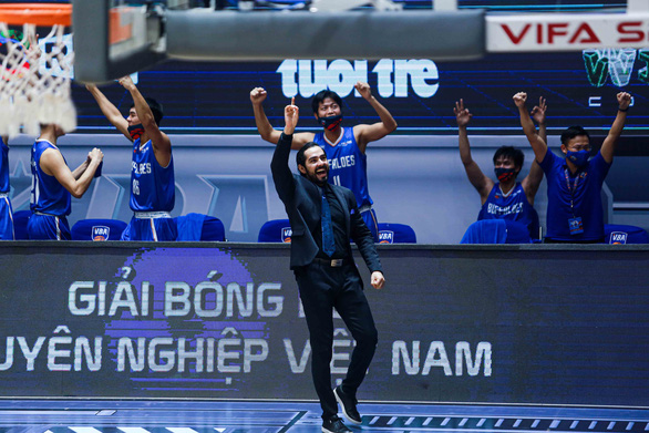Hanoi Buffaloes' coach Eric Weissling reacts to their victory in a game. Photo: VBA