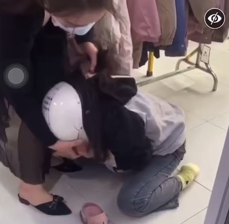 A screenshot of the footage showing T.M. being attacked at Mai Huong clothing shop in Thanh Hoa City, Thanh Hoa Province, Vietnam.