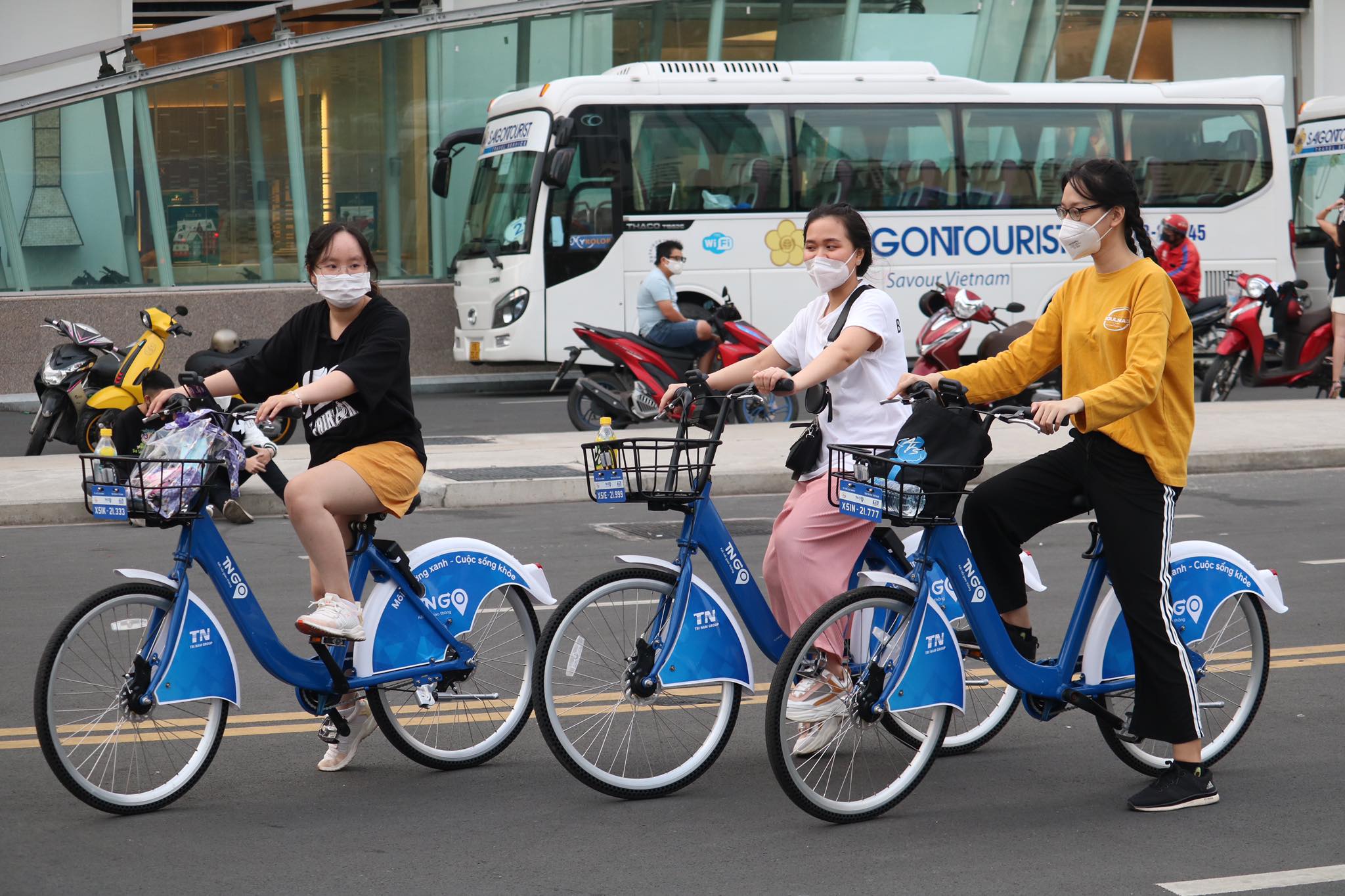 Young residents use the bike sharing service in District 1, Ho Chi Minh City, December 4, 2021. Photo: Hoang An / Tuoi Tre