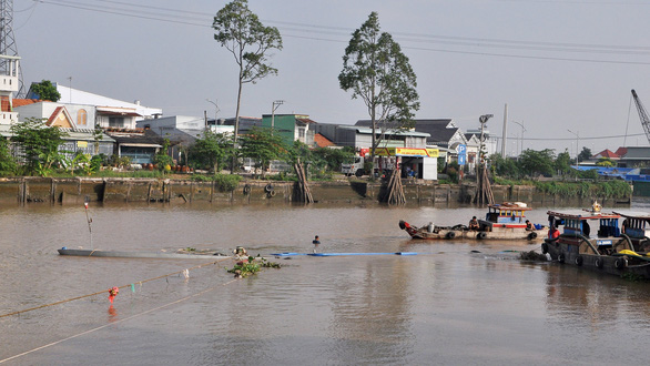 Diving for a living in Vietnam’s Mekong Delta