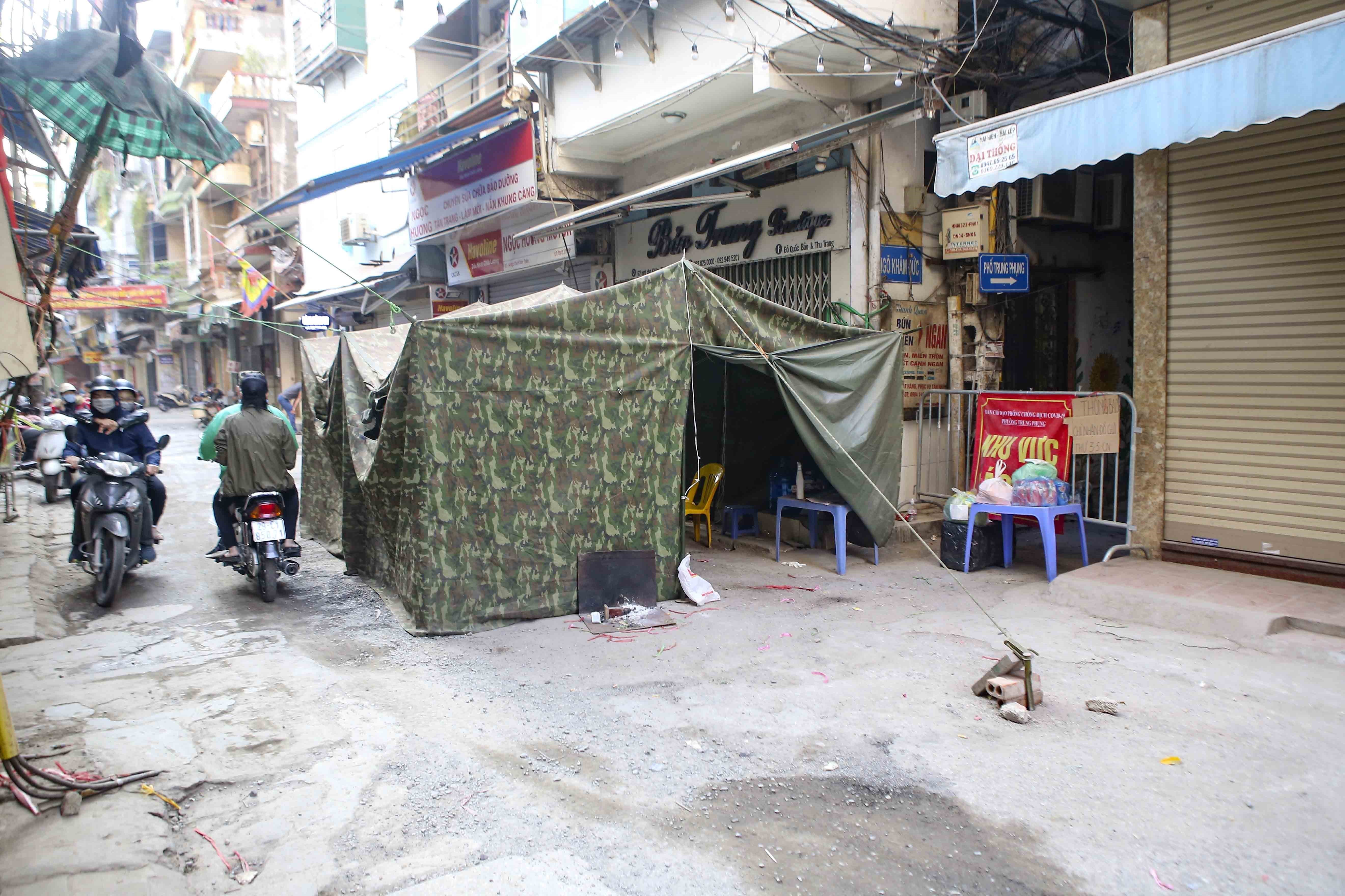 A COVID-19 checkpoint is shown on Kham Duc Street in Trung Phung Ward, Dong Da District, Hanoi, December 5, 2021. Photo: Vietnam News Agency