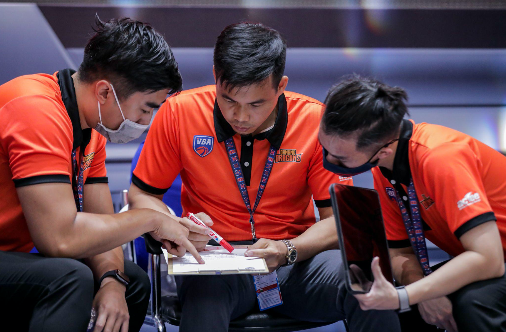Danang Dragons’ Assistant Coach Stefan Nguyen and Coach Phan Thanh Canh (C). Photo: VBA