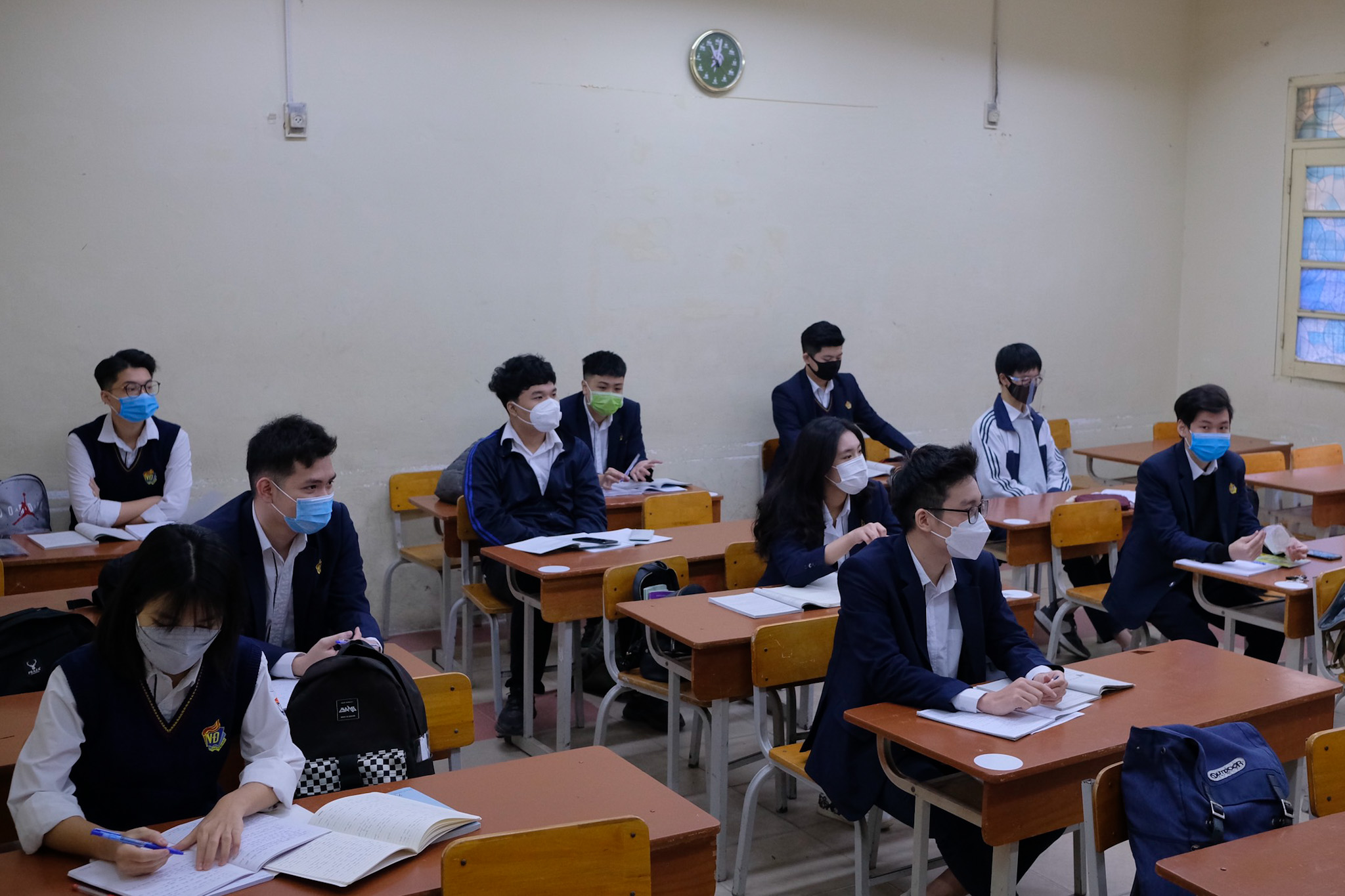 Twelfth graders attend an in-person class at Viet Duc High School in Hoan Kiem District, Hanoi, December 6, 2021. Photo: Tuoi Tre