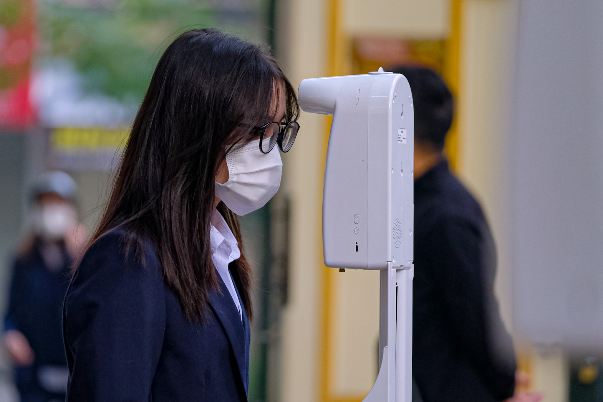 Viet Duc High School arranges automatic temperature screening and disinfection machines for students at the front gate in Hoan Kiem District, Hanoi, December 6, 2021. Photo: Tuoi Tre