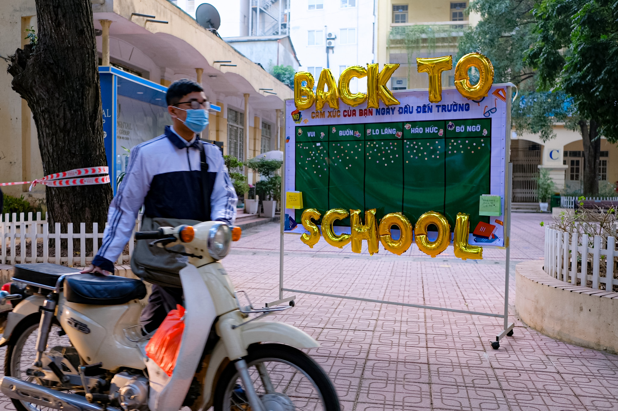 A board is put up for students to share their feelings on their return to Viet Duc High School in Hoan Kiem District, Hanoi, December 6, 2021. Photo: Tuoi Tre