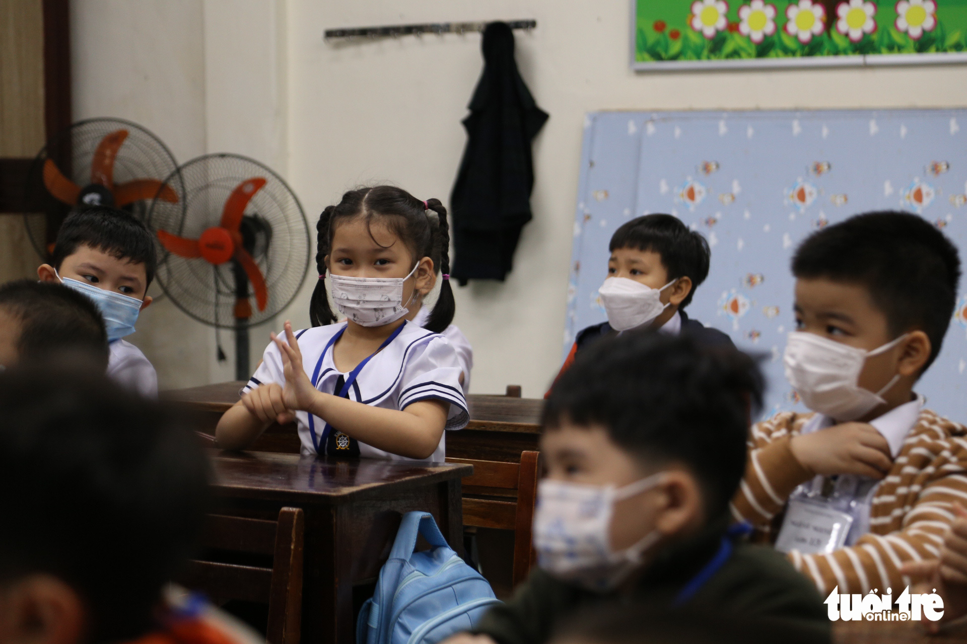 First graders learn how to disinfect their hands using hand sanitizer at Phu Dong Elementary School in Hai Chau District, Da Nang City, December 6, 2021. Photo: Tuoi Tre