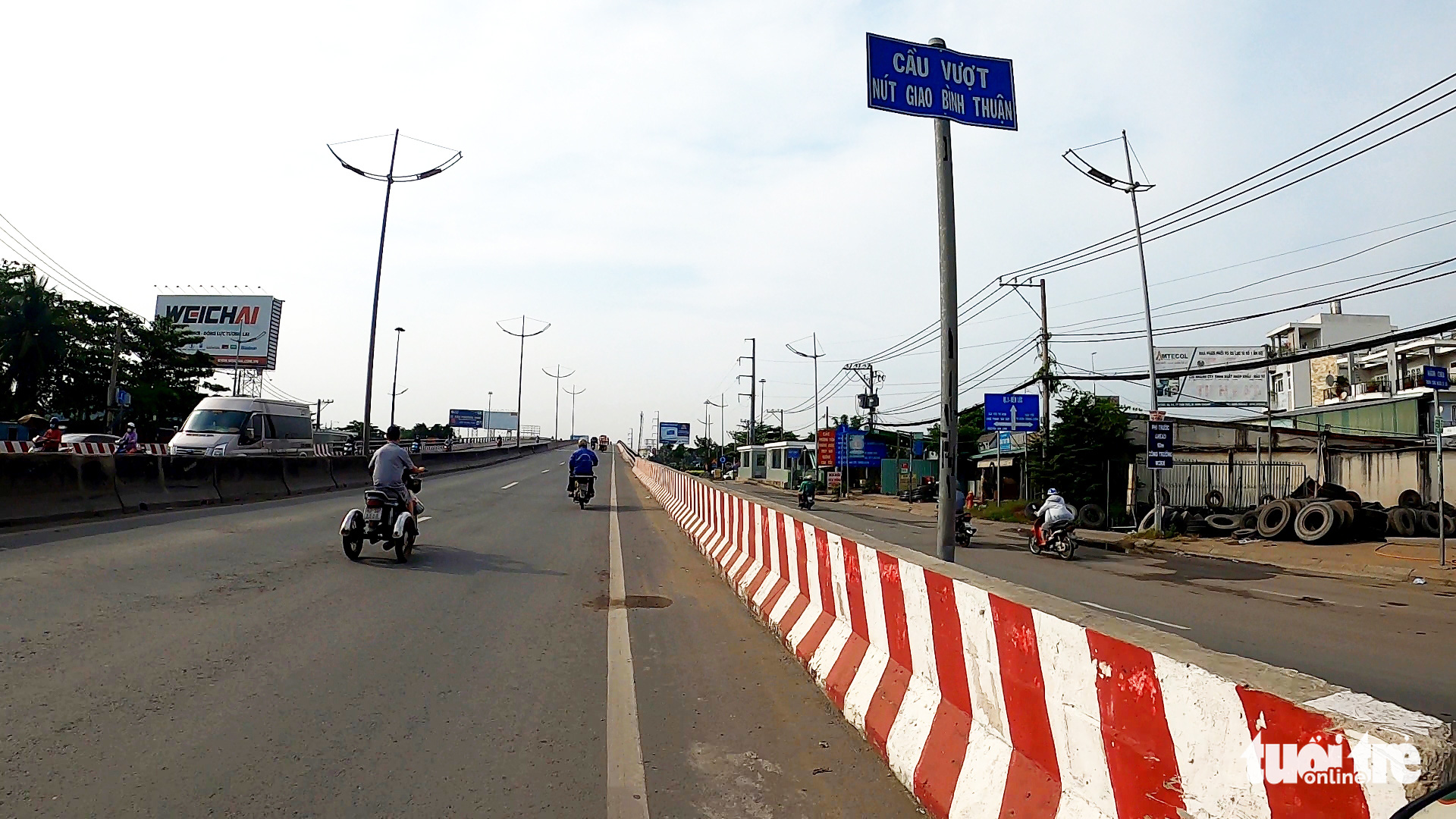 A section of National Highway No.1 in Binh Chanh District, Ho Chi Minh City that is prone to tire-puncturing nails. Photo: Ngoc Khai / Tuoi Tre