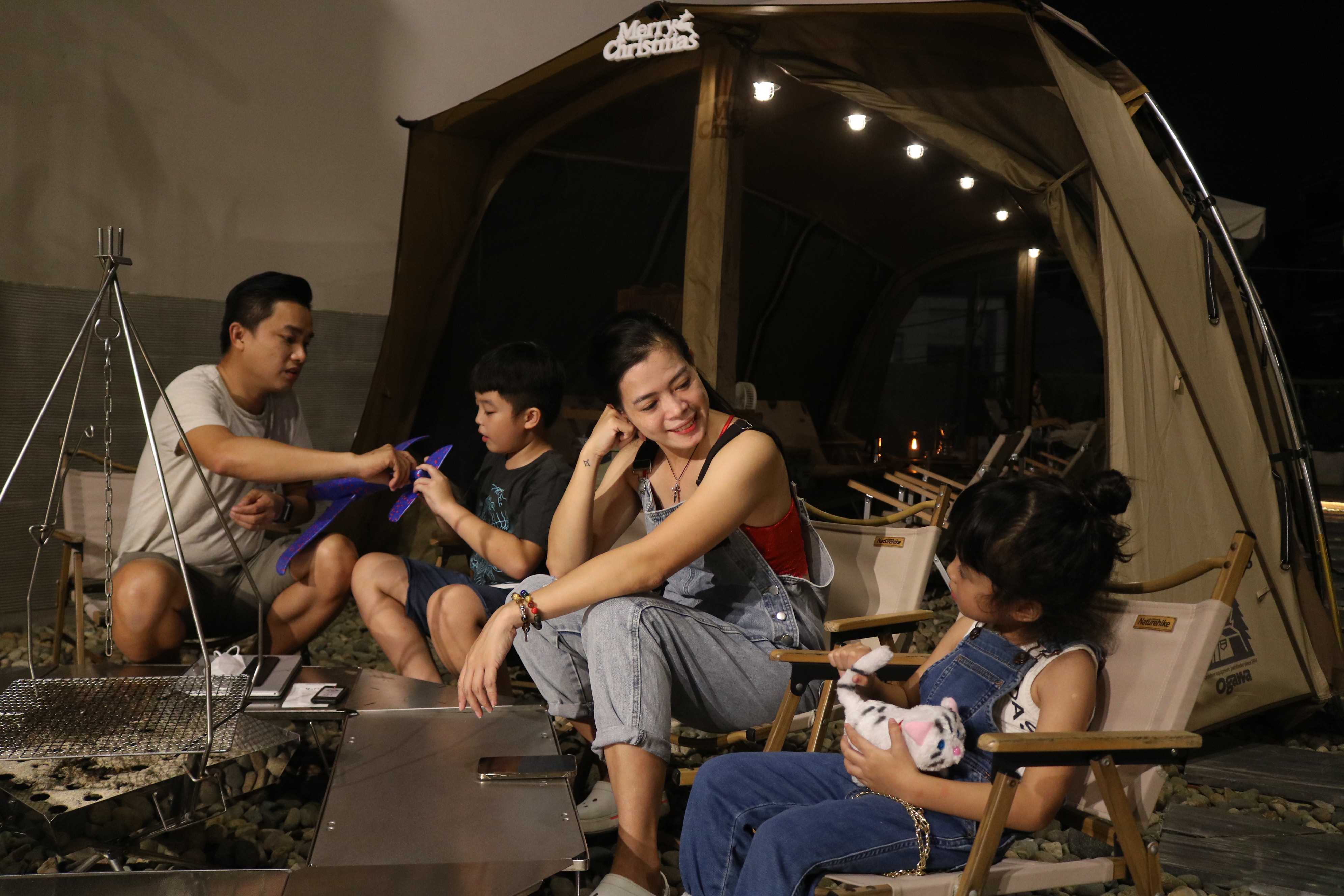 Huynh Nhu (second from right) and her family enjoy the atmosphere at the Square 39 coffee shop in Thu Duc City in Ho Chi Minh City on December 2, 2021. Photo: Hoang An / Tuoi Tre News