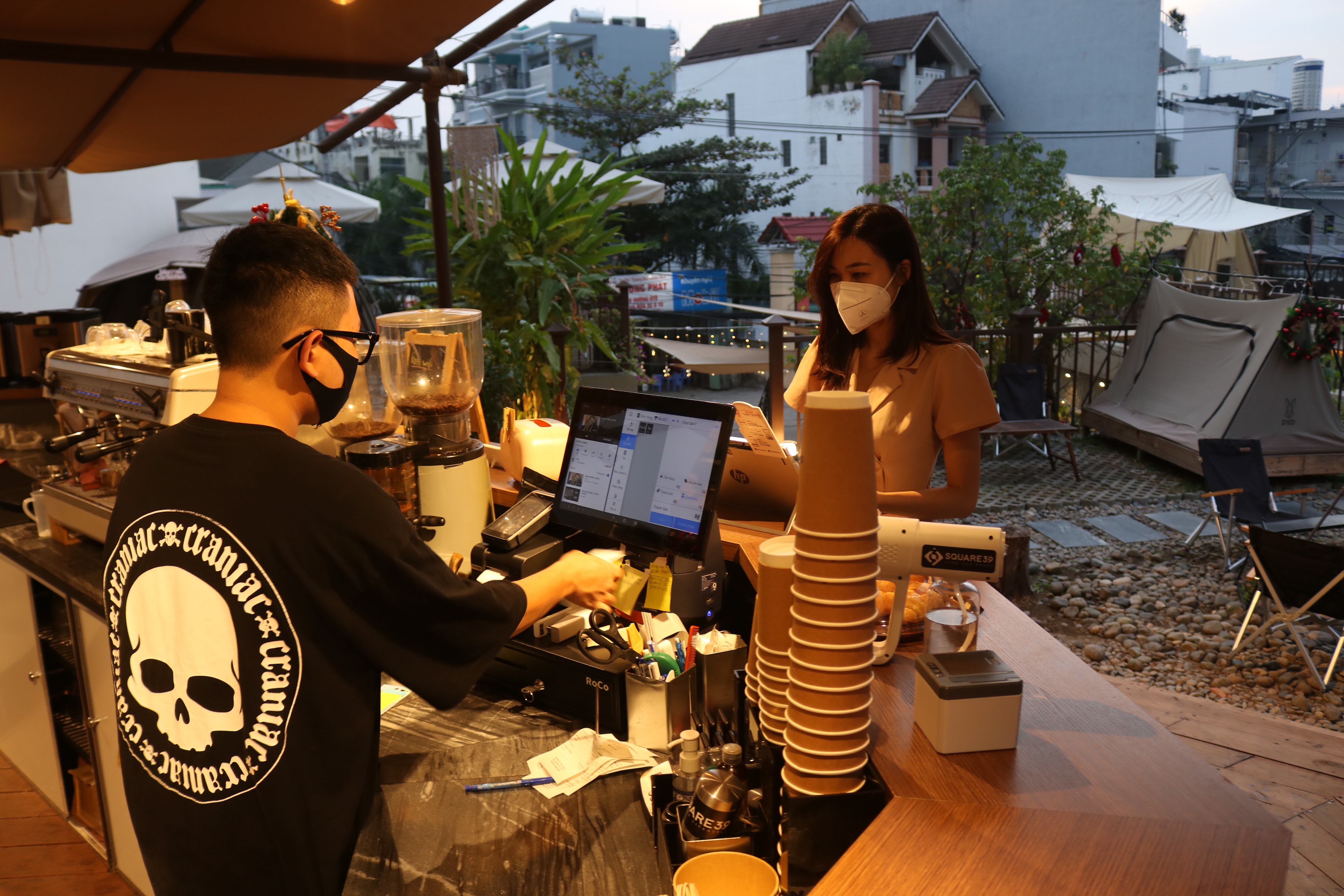 A customer is ordering drinks at the Square 39 coffee shop in Thu Duc City in Ho Chi Minh City on December 2, 2021. Photo: Hoang An / Tuoi Tre News