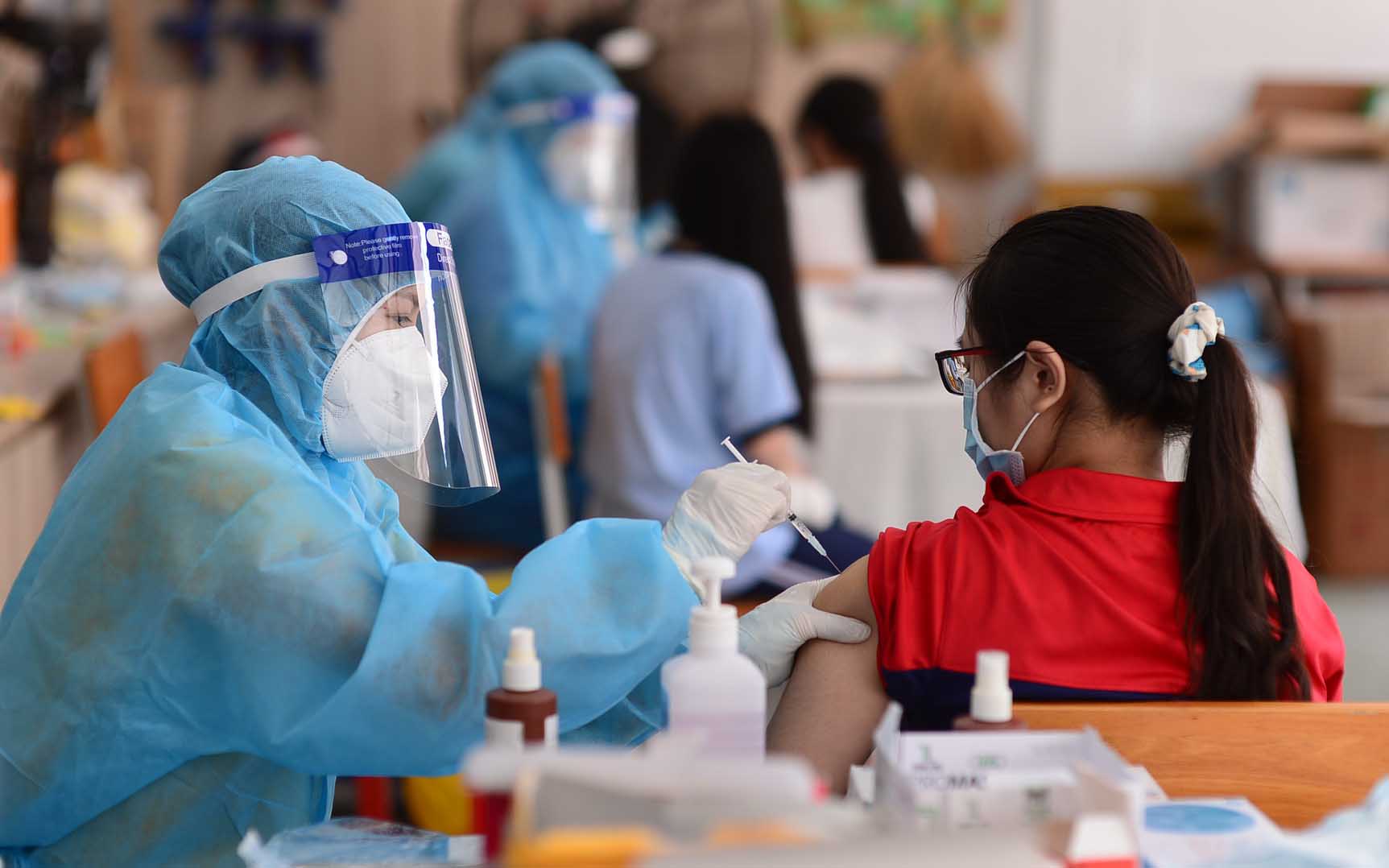 A high school student receives a dose of COVID-19 vaccine in Ho Chi Minh City. Photo: Quang Dinh / Tuoi Tre