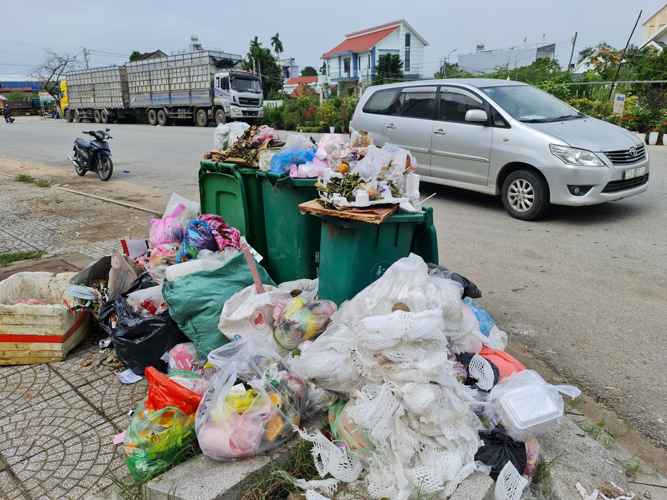 Garbage piles up in central Vietnamese city as locals block road to dumpsite