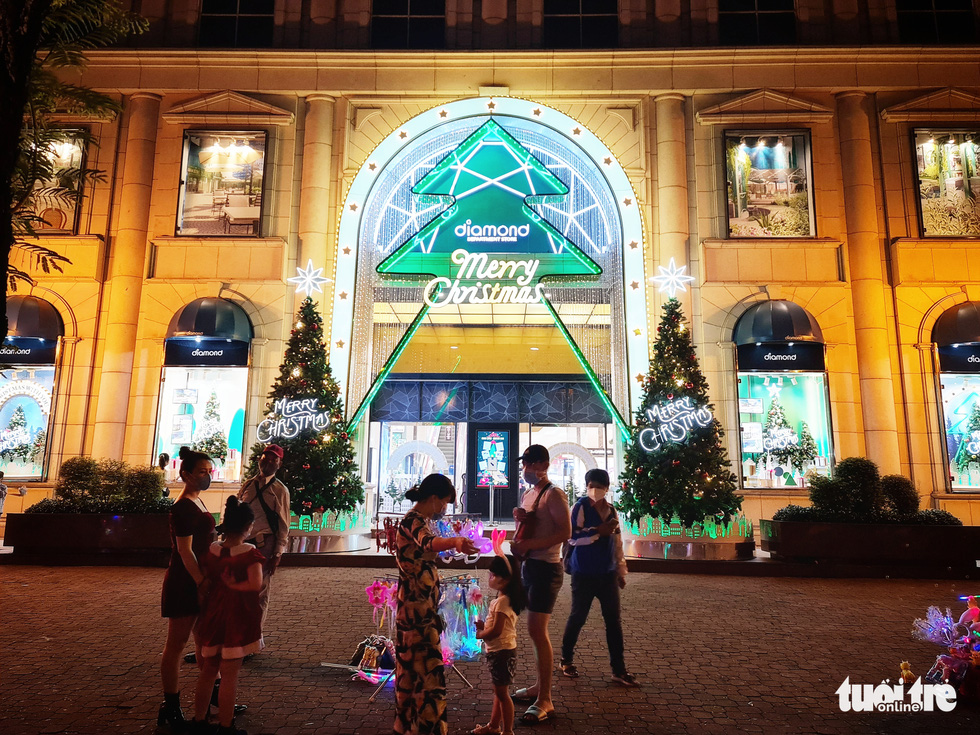 Diamond Plaza in District 1, Ho Chi Minh City is decorated with dazzling Christmas adornments. Photo: Cong Trieu / Tuoi Tre