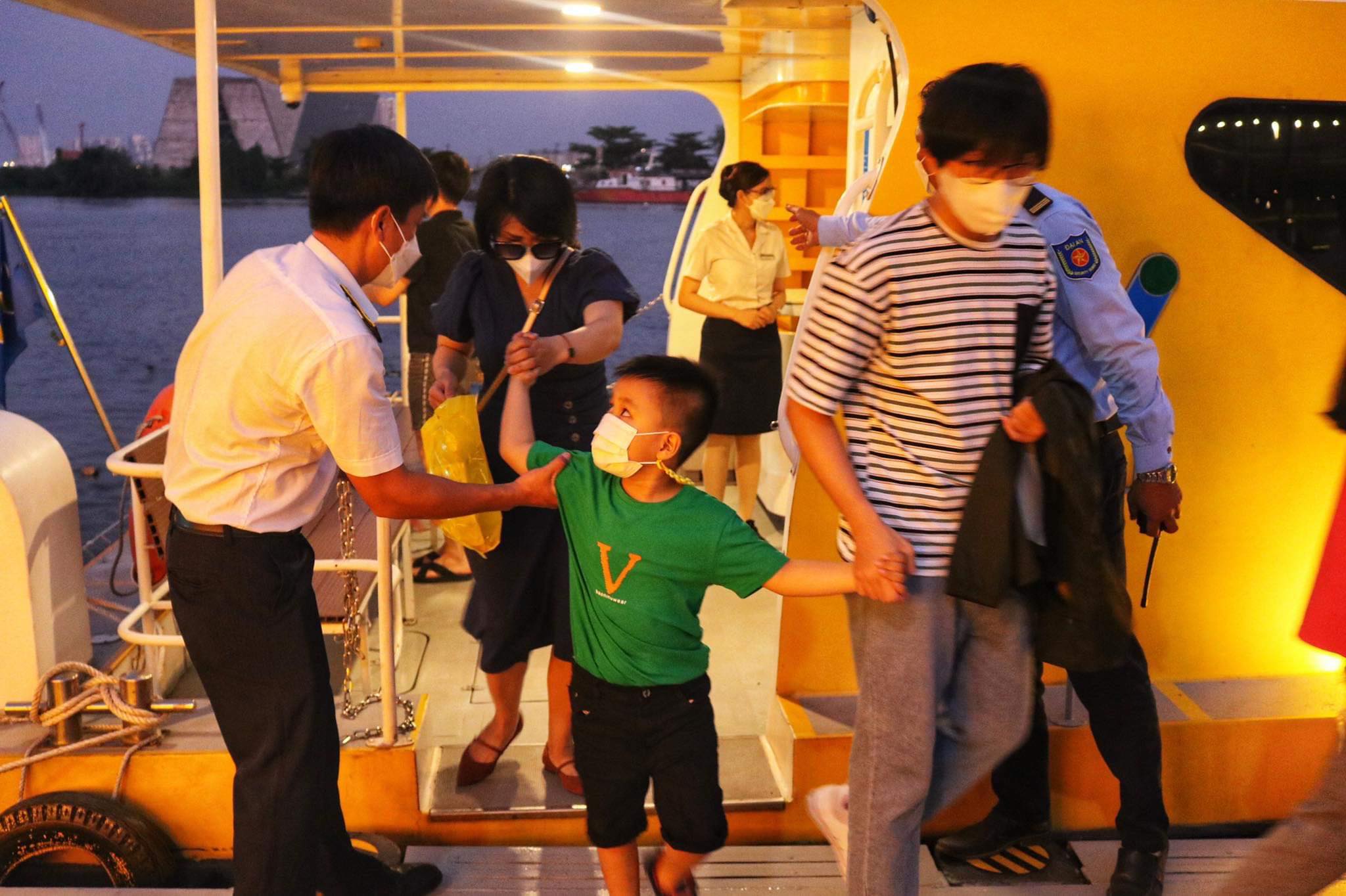 Passengers get on a night water bus on the Saigon River in Ho Chi Minh City, December 10, 2021. Photo: Hoang An / Tuoi Tre
