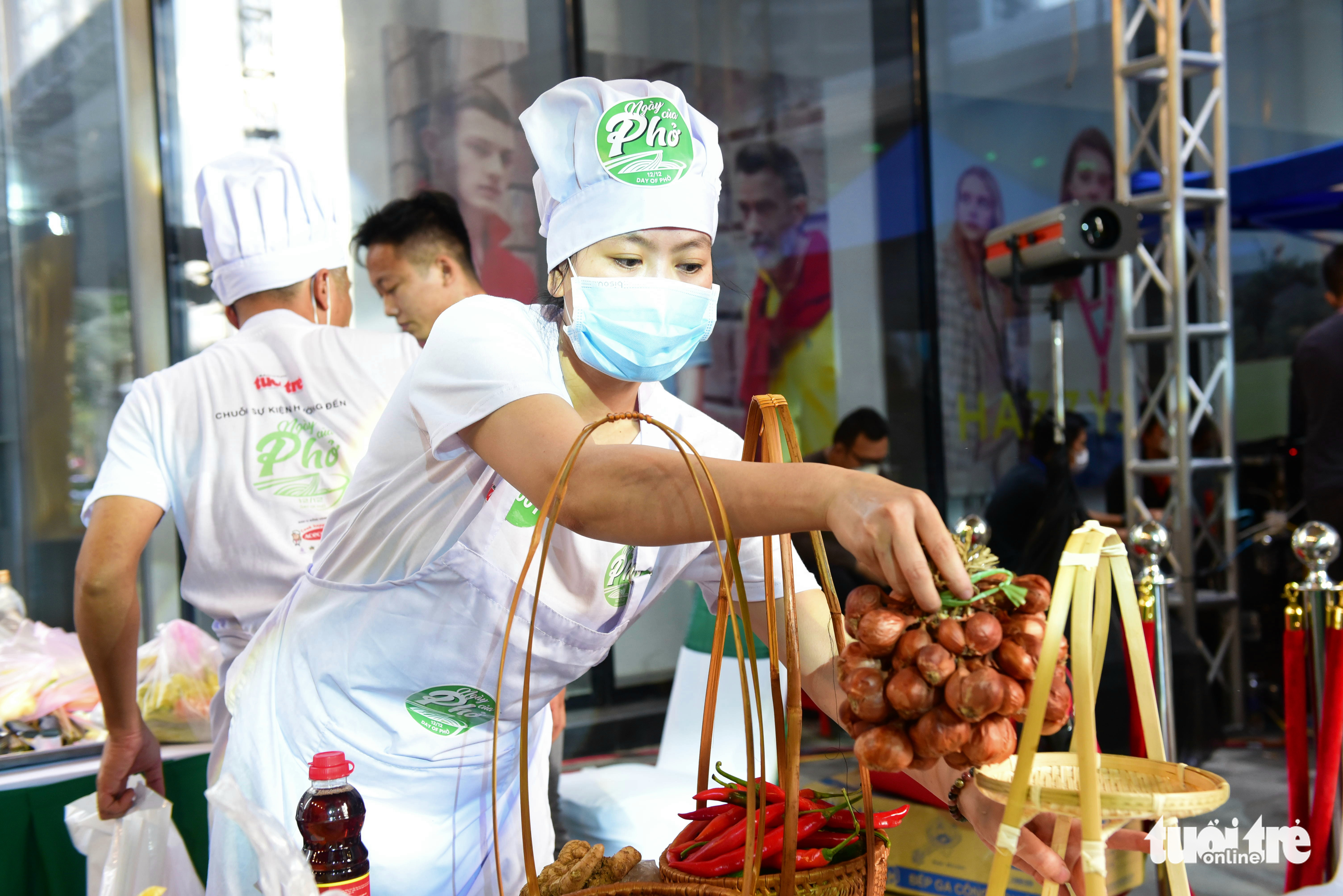 Contestants compete at a competition to search for Vietnam’s best pho chefs within the framework of the 2021 Day of Pho at Vincom Center Landmark 81 in Binh Thanh District, Ho Chi Minh City, December 12, 2021. Photo: Tuoi Tre
