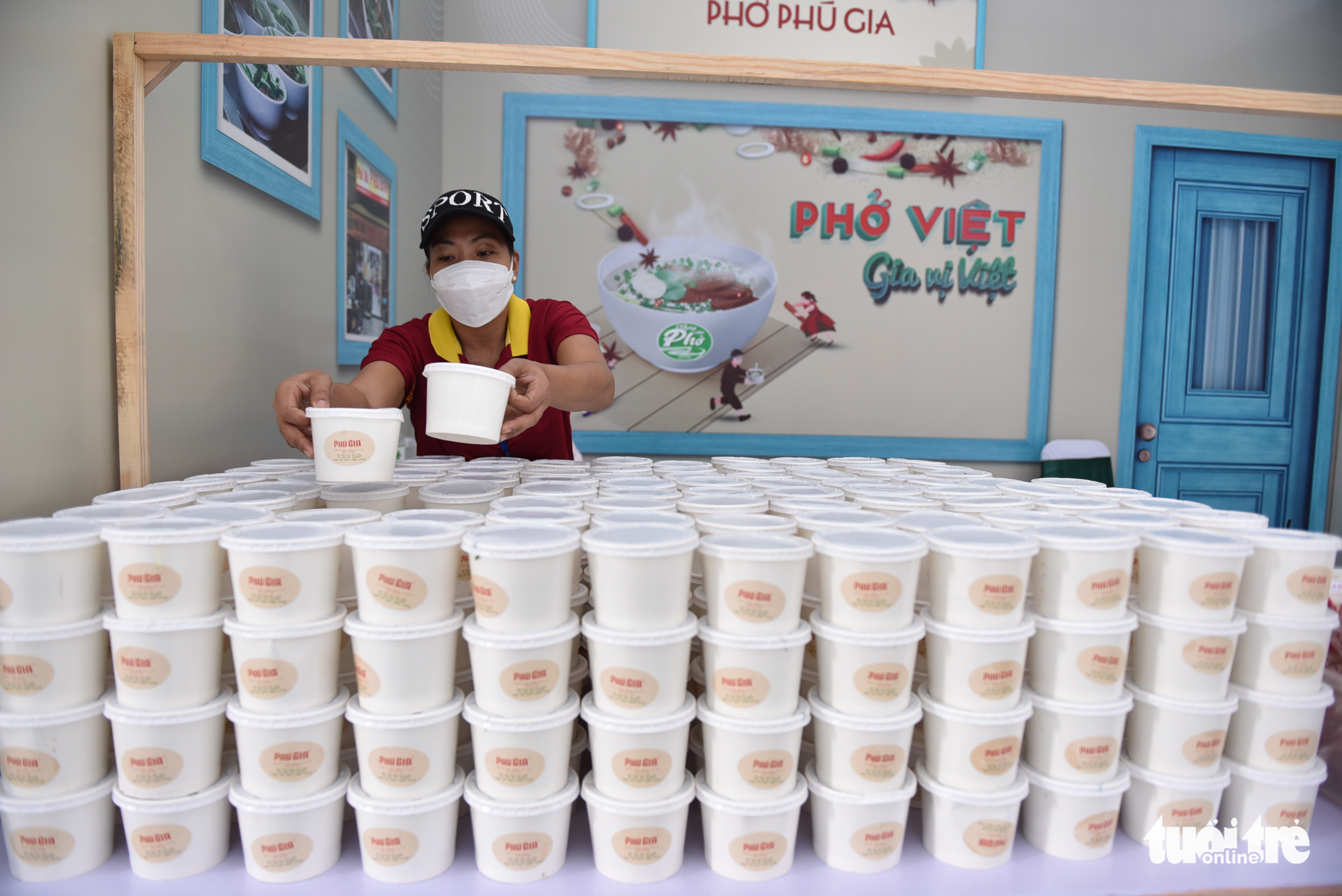 A woman prepares bowls of pho to serve customers at the 2021 Day of Pho in Ho Chi Minh City, December 12, 2021. Photo: Tuoi Tre