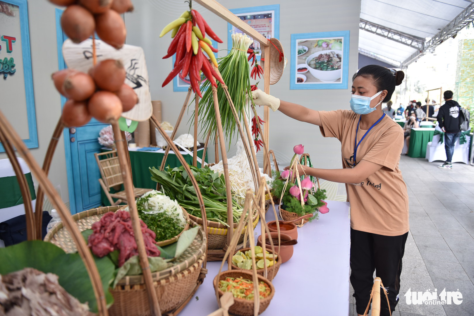 A woman decorates a pho stall at the 2021 Day of Pho in Ho Chi Minh City, December 12, 2021. Photo: Tuoi Tre