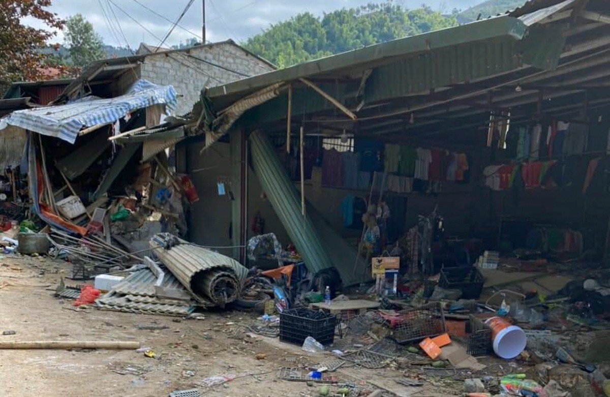 Shops at the roadside market are damaged following the accident in Dien Bien Province, Vietnam, December 11, 2021. Photo: Tuoi Tre reader