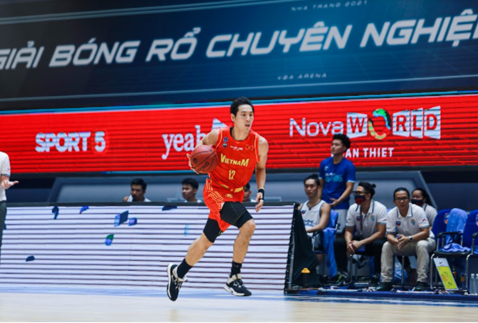 The Vietnamese national basketball team’s Justin Young dribbles the ball during a game at the VBA-NTU Arena. Photo: VBA