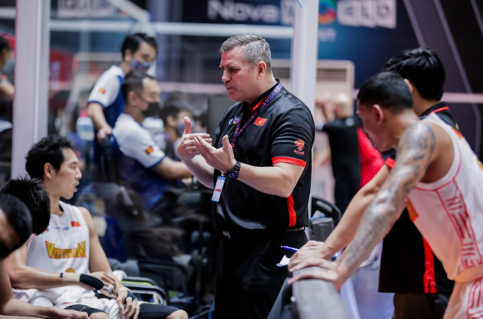 The Vietnamese national basketball team’s coach Kevin Yurkus discusses a strategy with his players during a game at the VBA Premier Bubble Games 2021. Photo: VBA