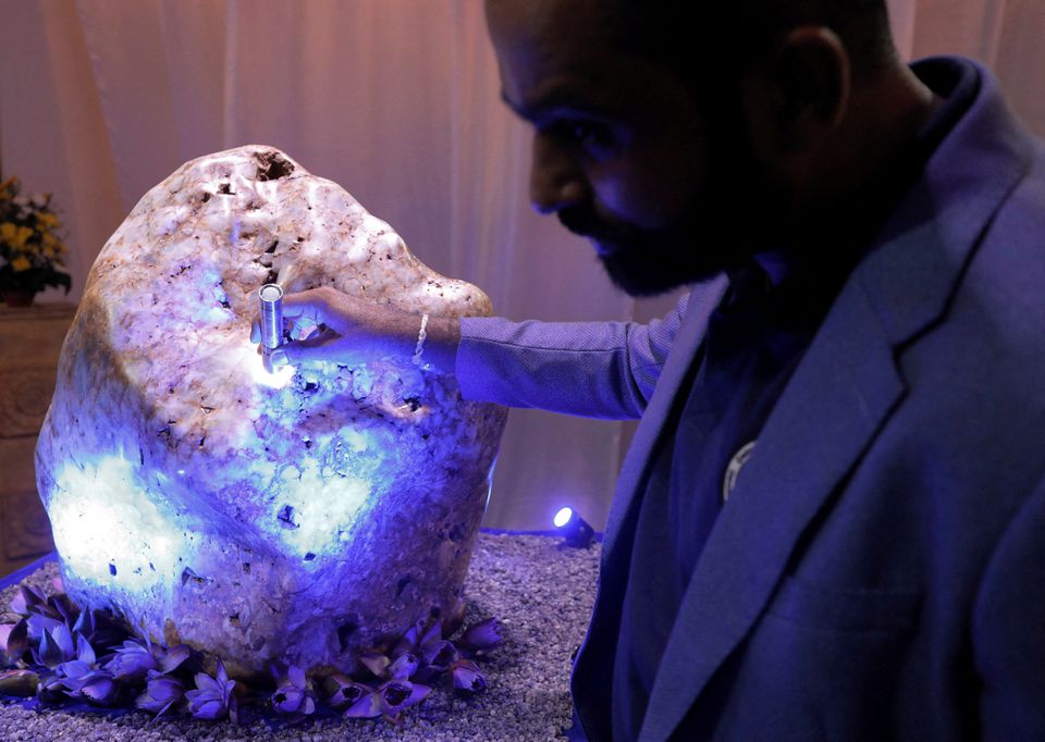Gemological Institute of Ratnapura Director of research and development, Chamila Suranga, inspects the world's largest natural corundum blue sapphire, weighing 310 kilograms, which was found in a gem pit, at a private residence in Horana, Sri Lanka, December 12, 2021. Photo: Reuters