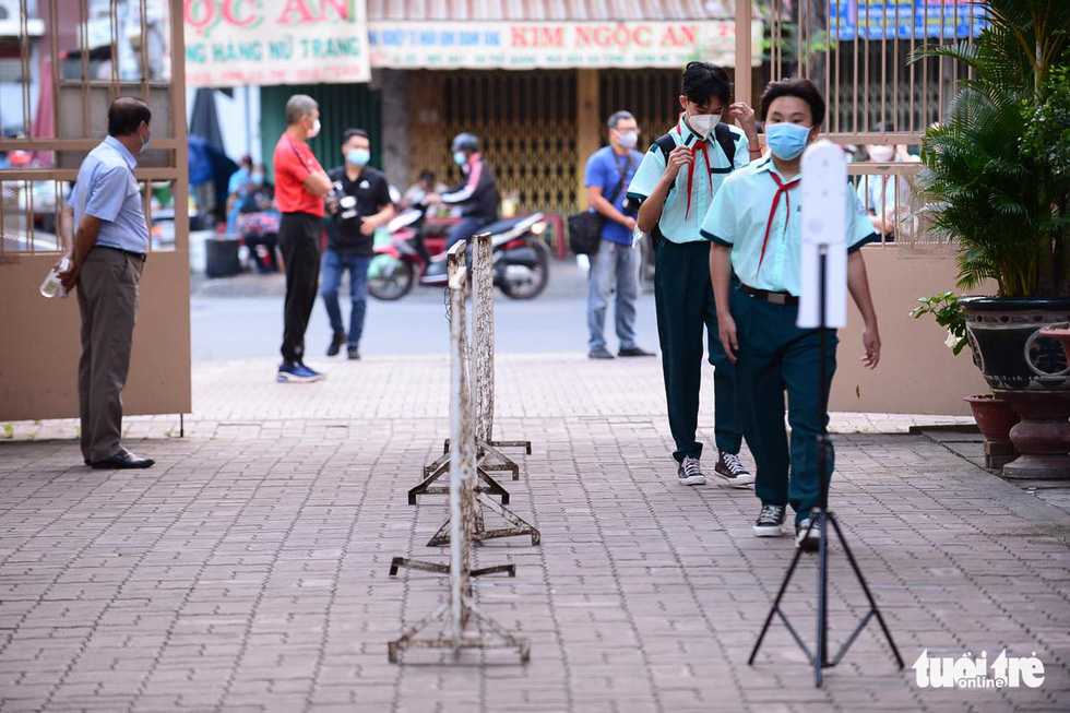 Grade 9 students are seen entering Ly Phong Junior High School in District 5, Ho Chi Minh City. Photo: Quang Dinh / Tuoi Tre