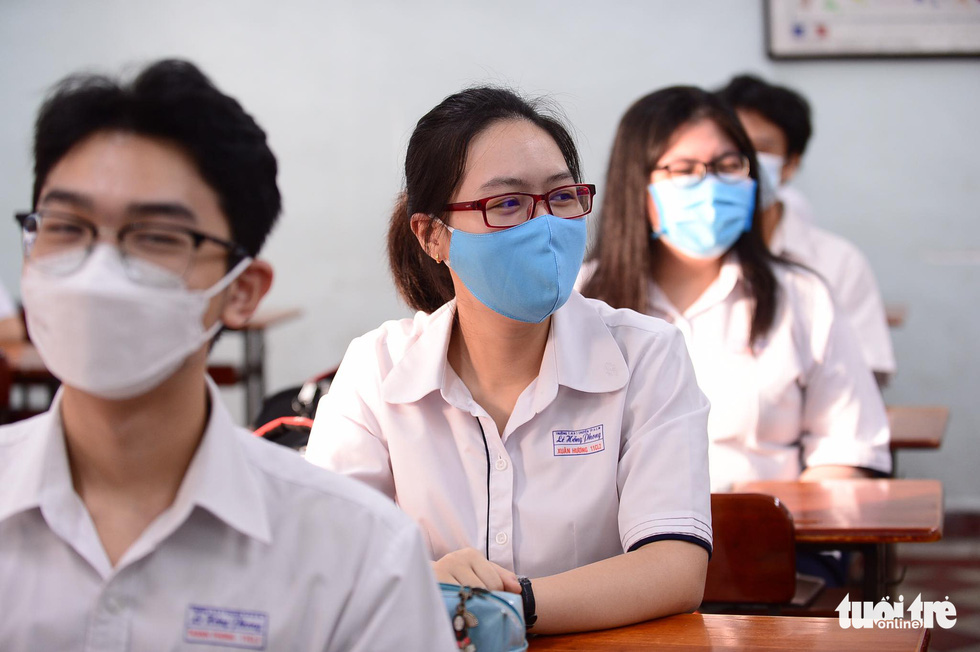 Ho Chi Minh City’s 9th, 12th graders return to schools after 6-month halt for COVID-19