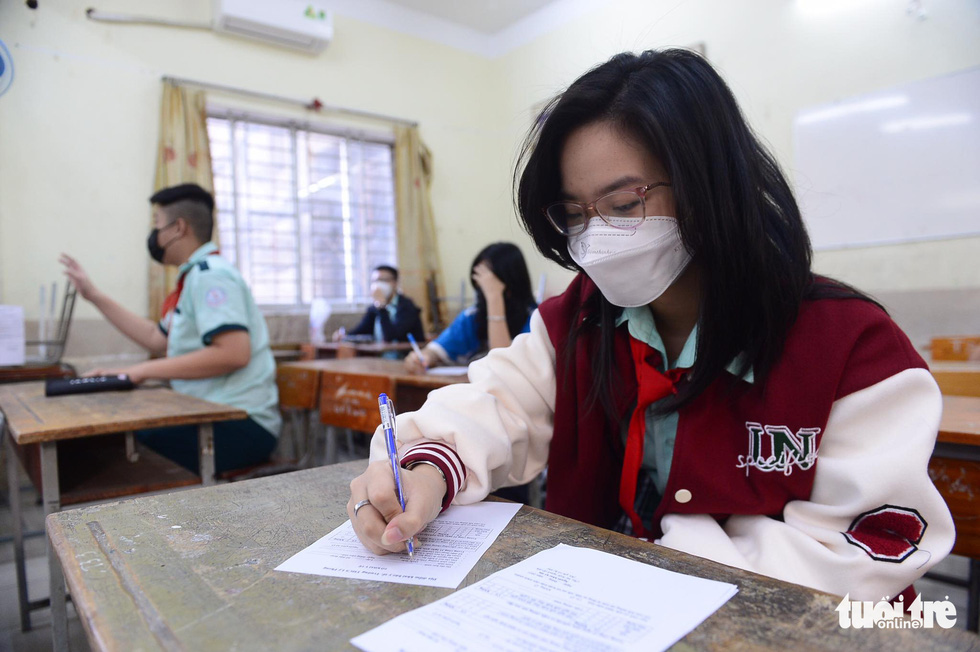 Students at Ly Phong Junior High School are seen performing health declaration when returning to the school on December 13, 2021. Photo: Quang Dinh / Tuoi Tre