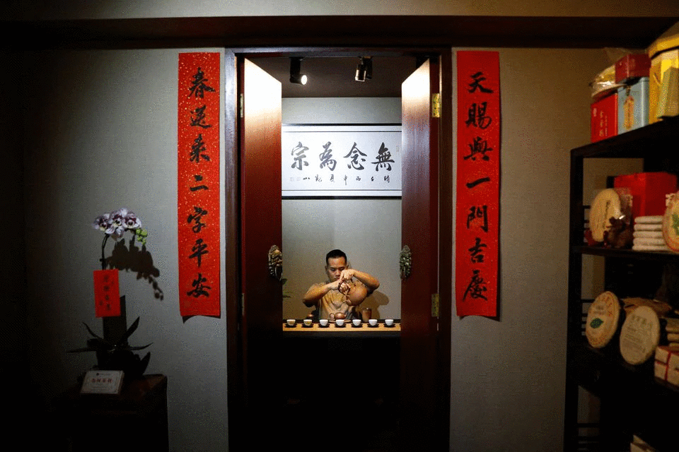 Alvin Goh Tien Sze, 42, a Chinese tea enthusiast, pours tea in his Chinese tea house-inspired five-room public housing apartment in Singapore September 3, 2021. Picture taken September 3, 2021. Photo: Reuters