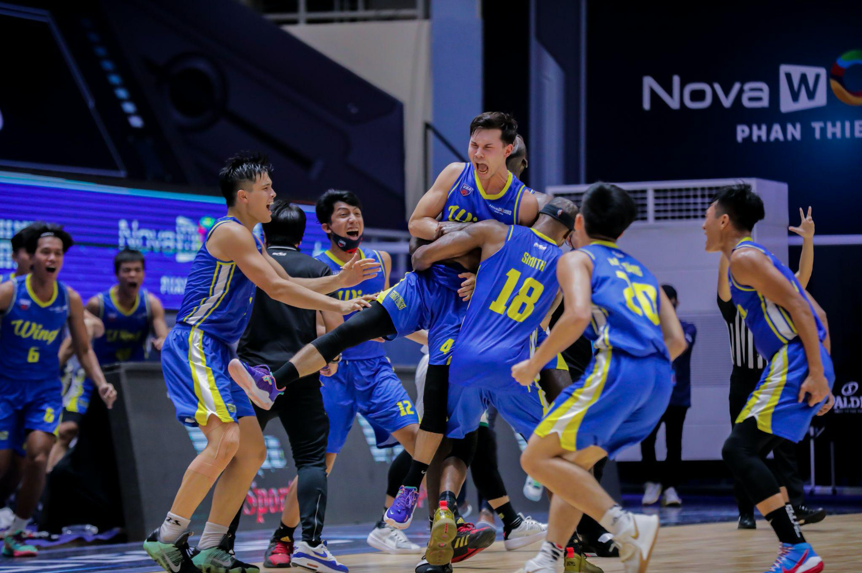 Ho Chi Minh City Wings players celebrate their victory over the Cantho Catfish in Game 14. Photo: VBA