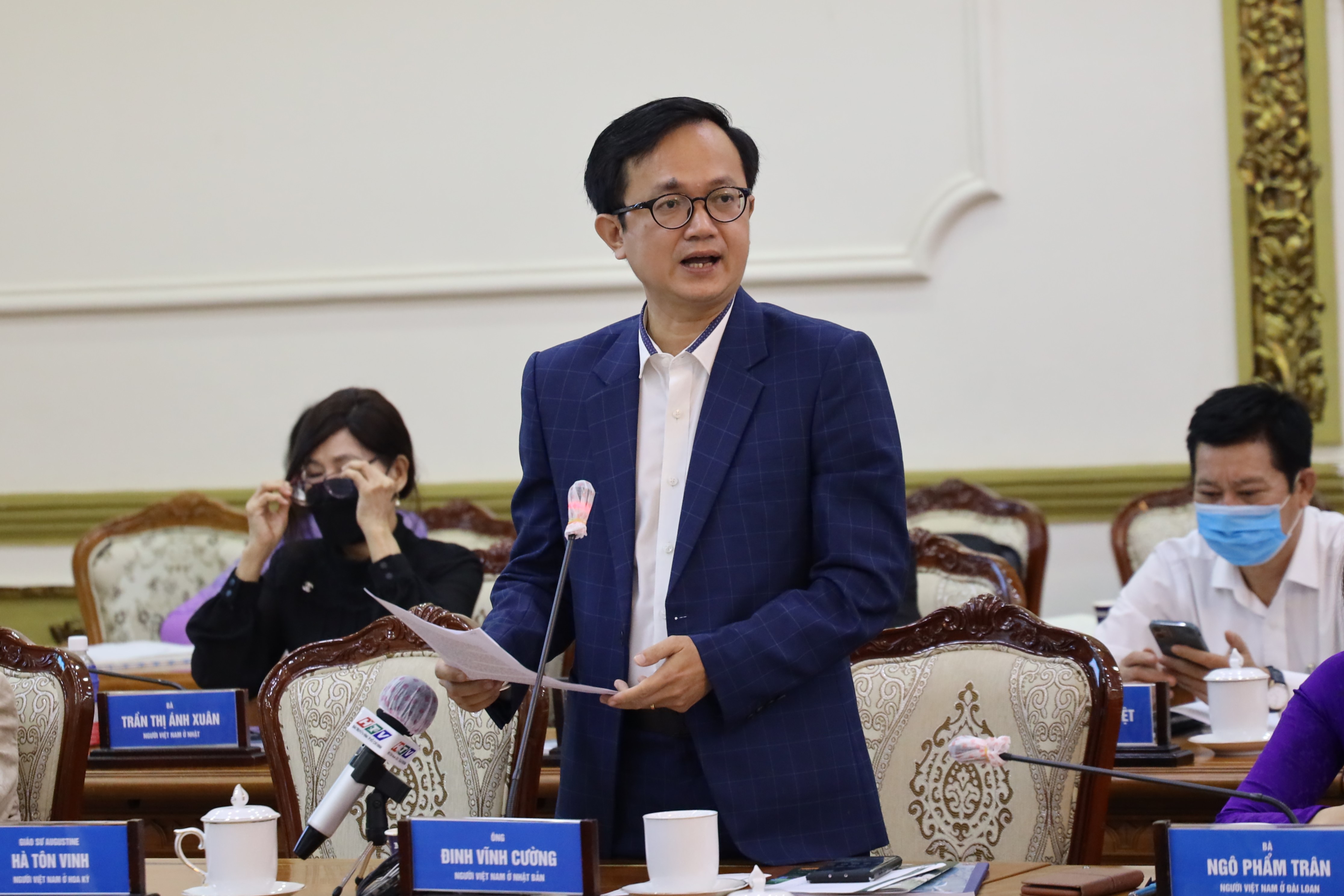 Dinh Vinh Cuong, a Vietnamese logistics expert living in Japan, speaks at a conference discussing ideas for the sustainable development of Ho Chi Minh City in the context of living safely with COVID-19, December 14, 2021. Photo: Ho Chi Minh City Press Center