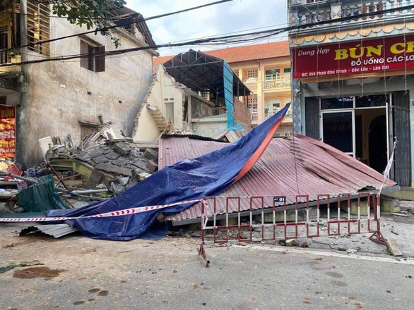 Digging for new construction knocks down house next door in northern Vietnam