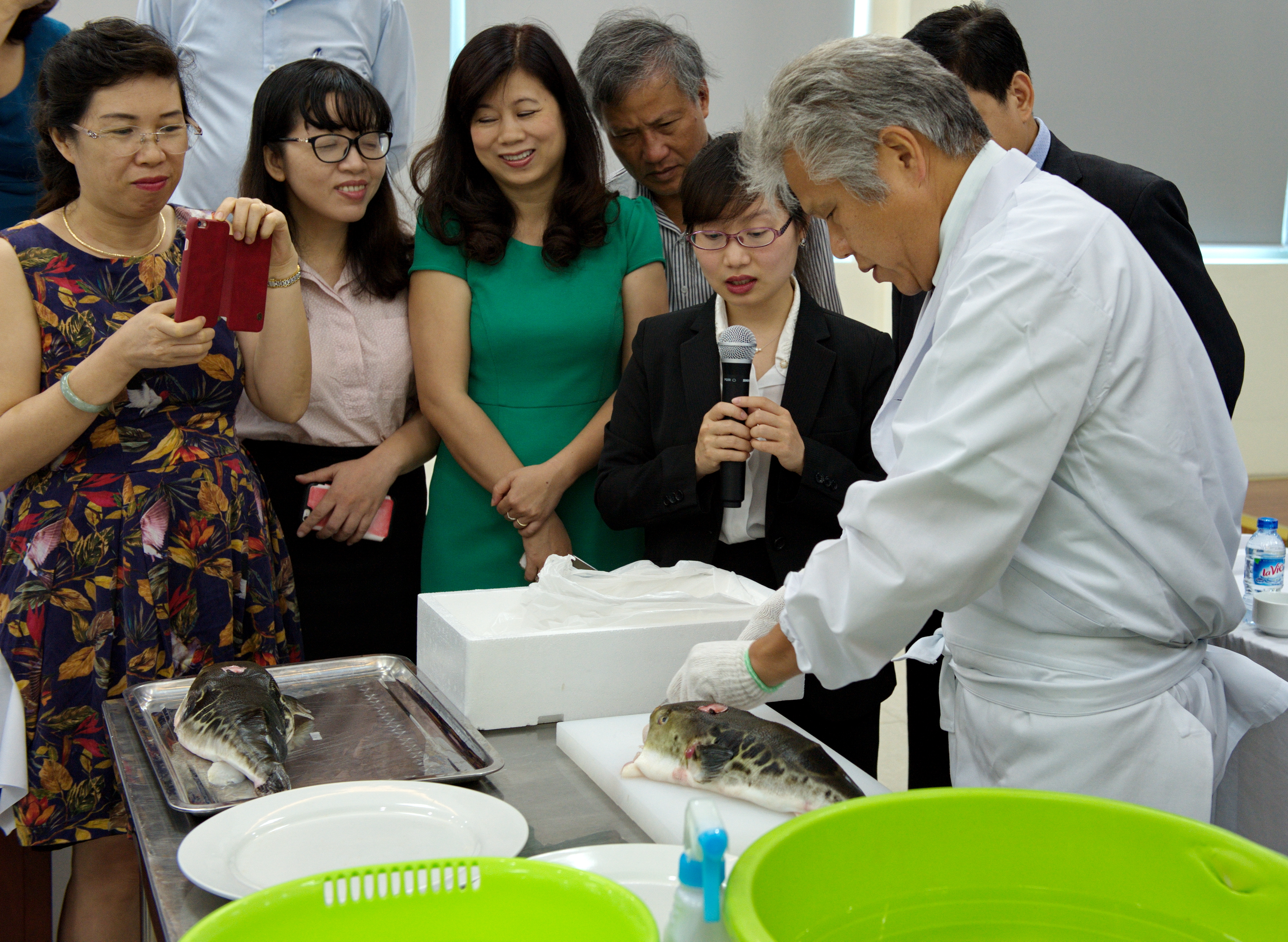 Ito Yoshinori presents the way to prepare pufferfish in a safe way at a hall of the National Institute of Nutrition on June 5, 2018, in a supplied photo by the Vietnam Trade Office in Japan.