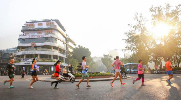 This Hanoi runner makes beautiful art with just his feet, map