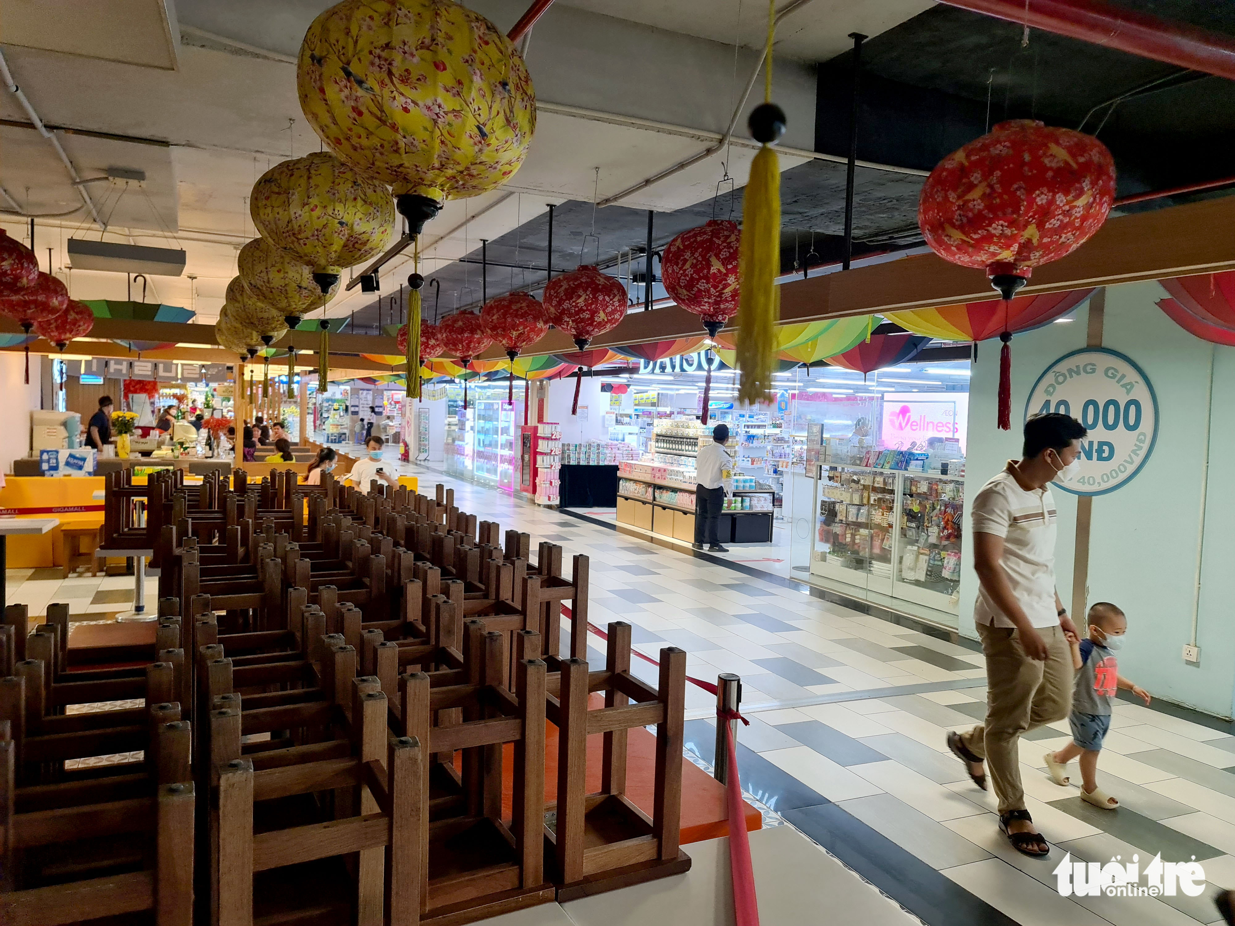 A restaurant remains closed inside a shopping mall in Ho Chi Minh City. Photo: Ngoc Hien / Tuoi Tre