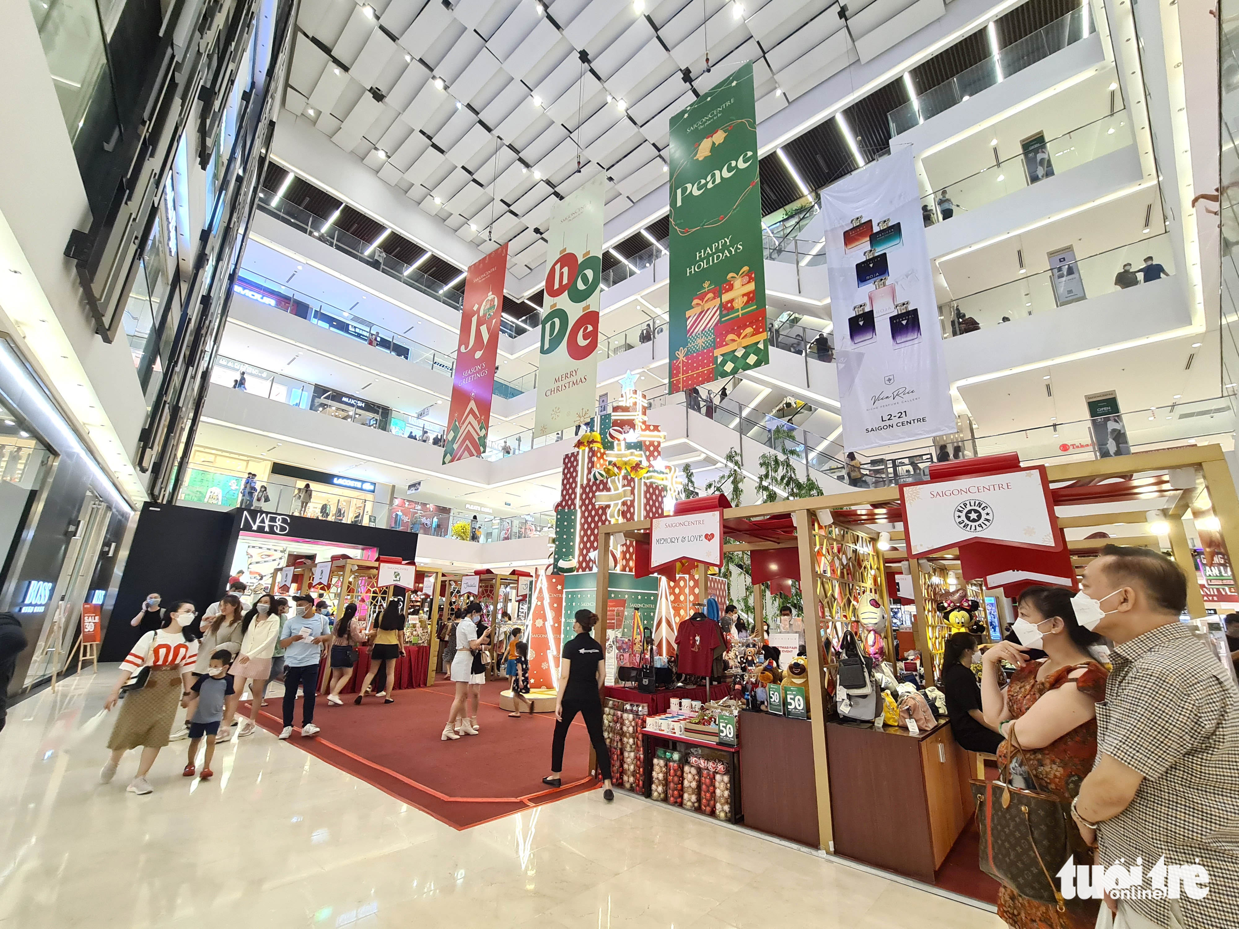 People visit a shopping mall in Ho Chi Minh City. Photo: Ngoc Hien / Tuoi Tre
