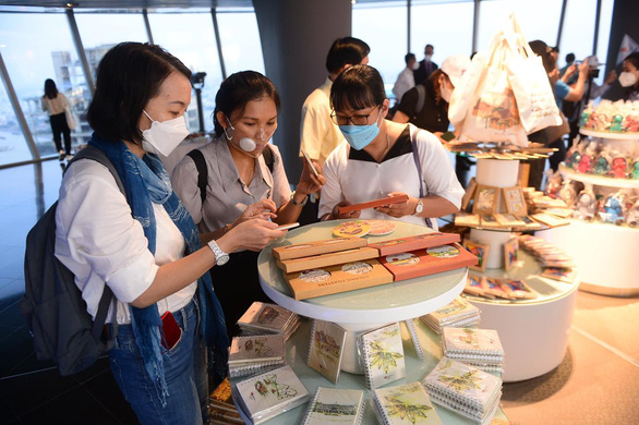 Visitors buy souvenirs at the Bitexco Financial Tower in District 1, Ho Chi Minh City, Vietnam, December 17, 2021. Photo: Quang Dinh / Tuoi Tre