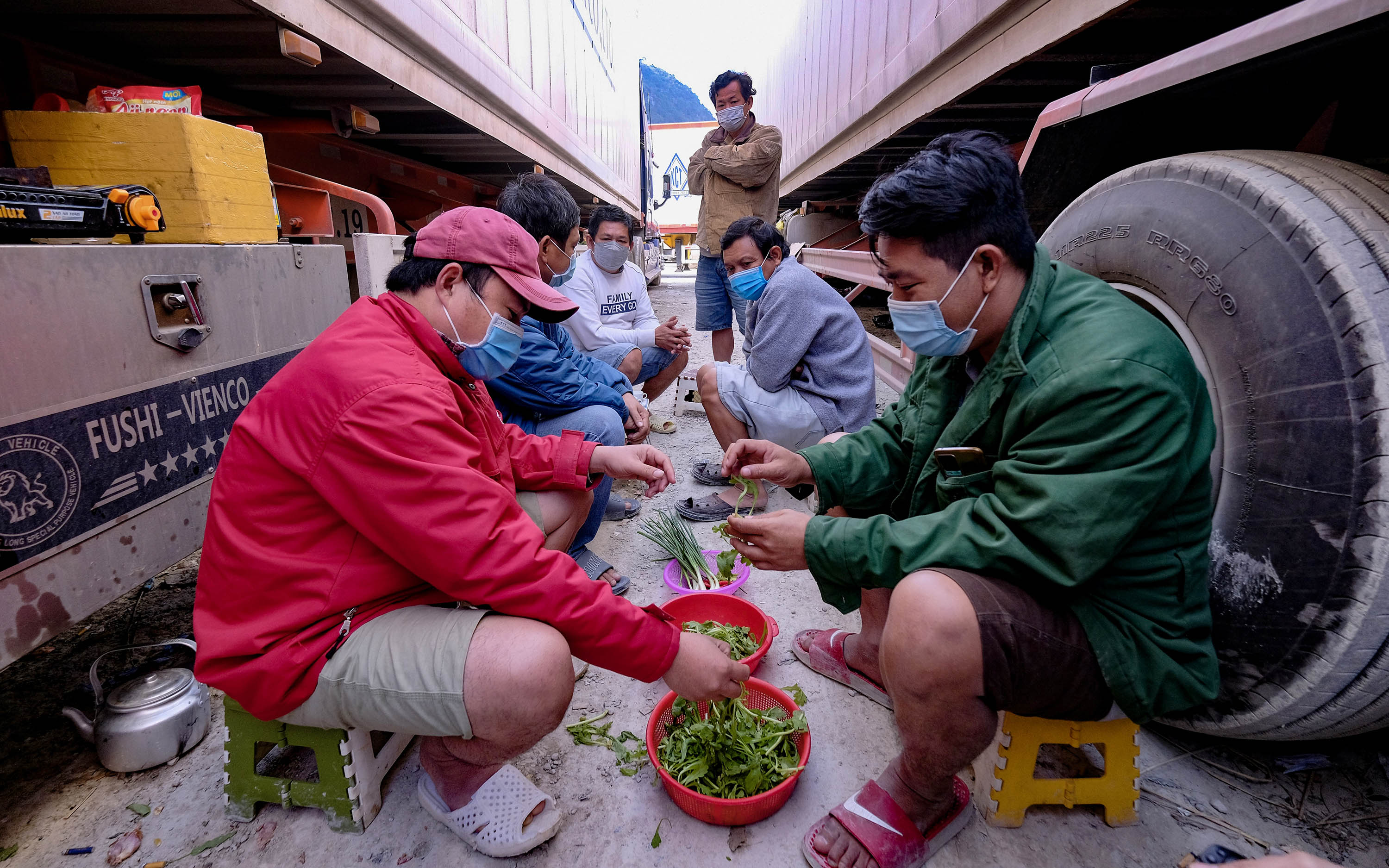 Drivers prepare to cook their meals at Tan Thanh Border Gate in Lang Son Province, December 18, 2021. Photo: Nam Tran / Tuoi Tre