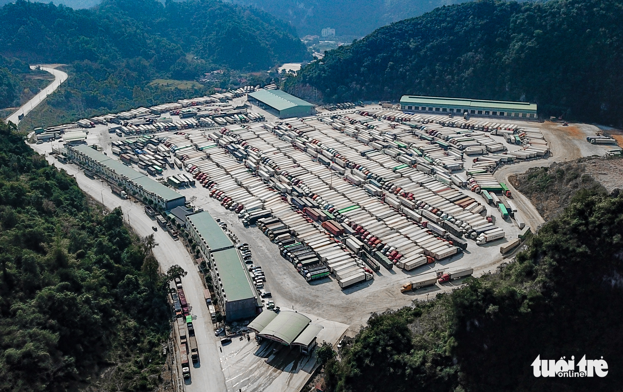 Thousands of tractor-trailers wait for product clearance at Tan Thanh Border Gate in Lang Son Province, December 18, 2021. Photo: Nam Tran / Tuoi Tre