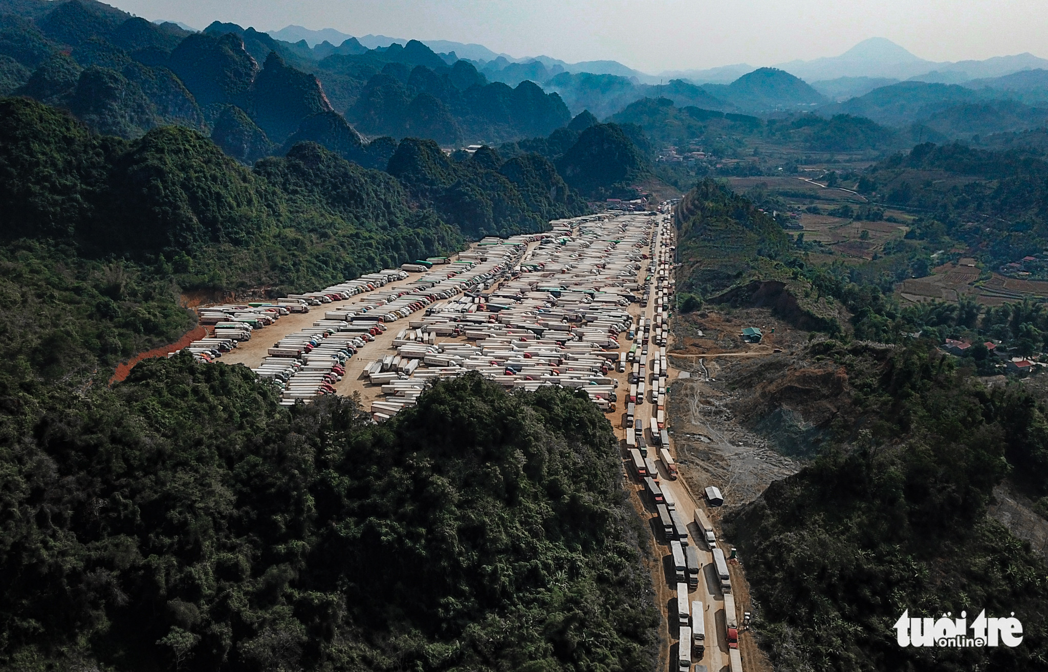 Thousands of tractor-trailers wait for product clearance at Tan Thanh Border Gate in Lang Son Province, December 18, 2021. Photo: Nam Tran / Tuoi Tre
