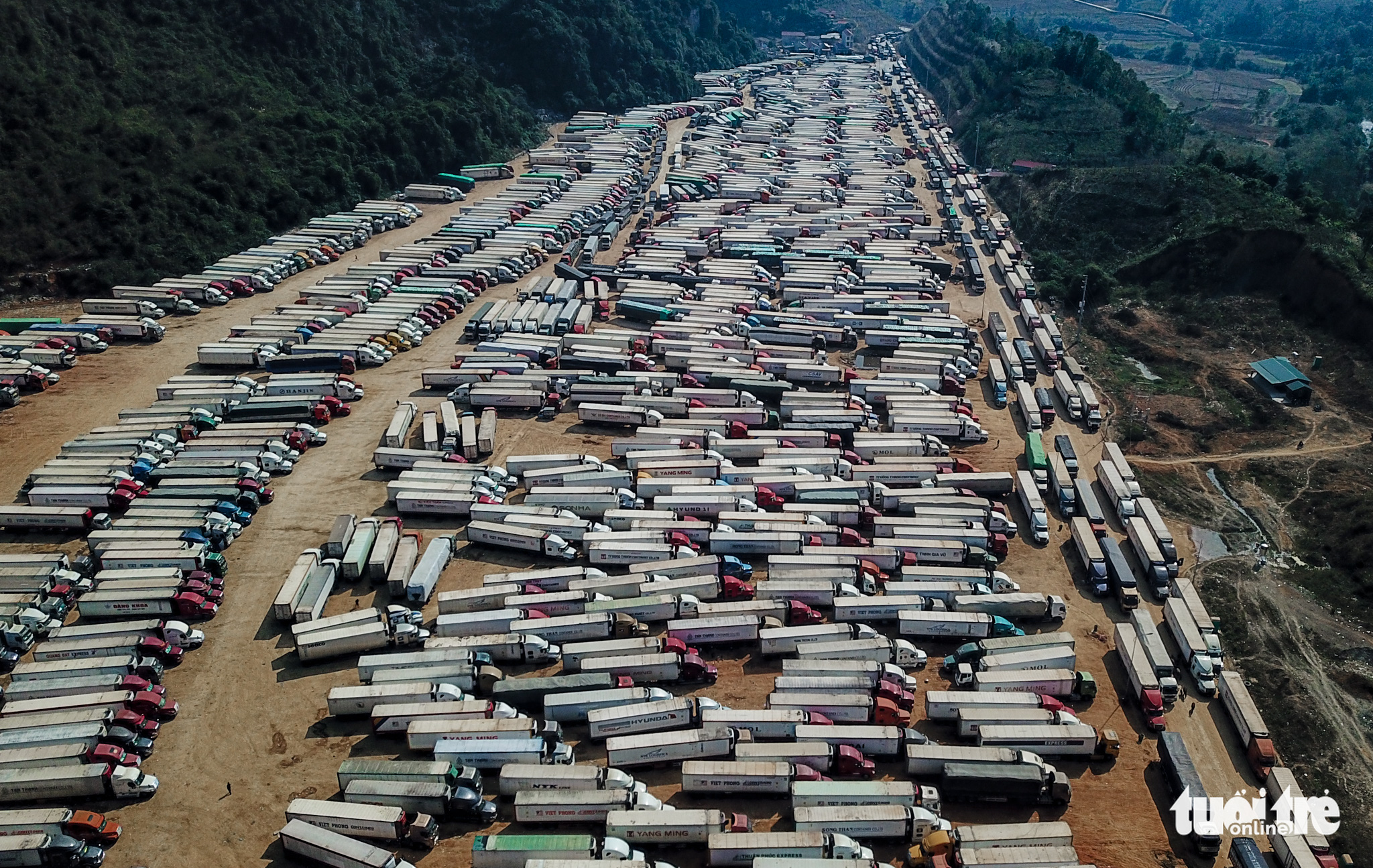 Thousands of fruit-carrying trucks stranded at Vietnam-China border gates over sluggish produce clearance