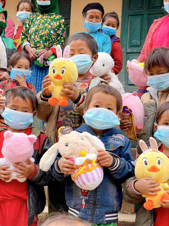 The poor children take a photo with the stuffed toys they received from the young woman Le Nhu. Supplied photo.