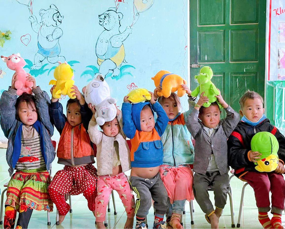 In Vietnam, woman donates stuffed animals won in crane games to poor kids