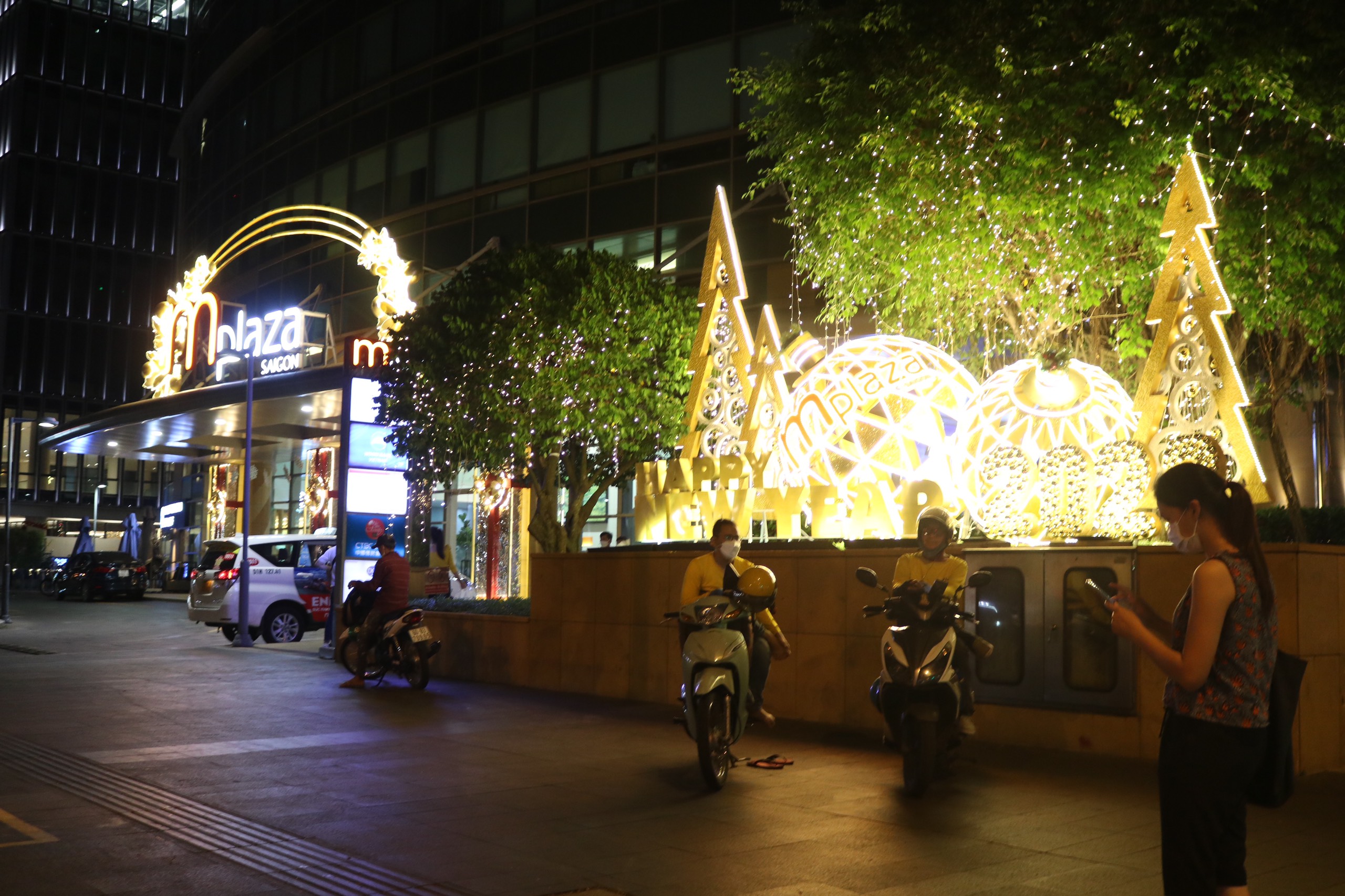 Mplaza building in District 1, Ho Chi Minh City, sees just a few visitors this year. Photo: Hoang An / Tuoi Tre