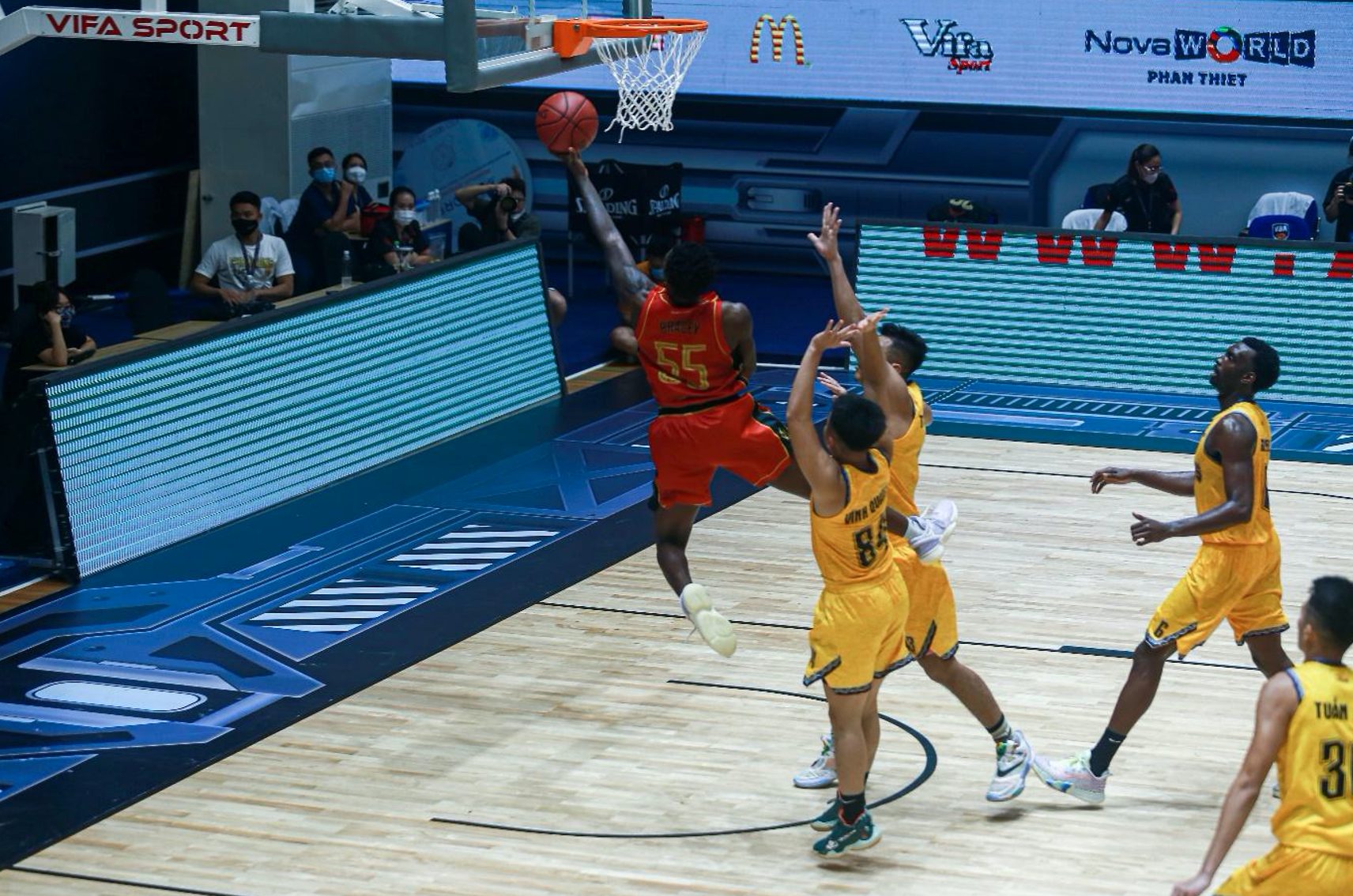 Daquan Bracey (in red) of Saigon Heat during a game against Nha Trang Dolphins. Photo: VBA