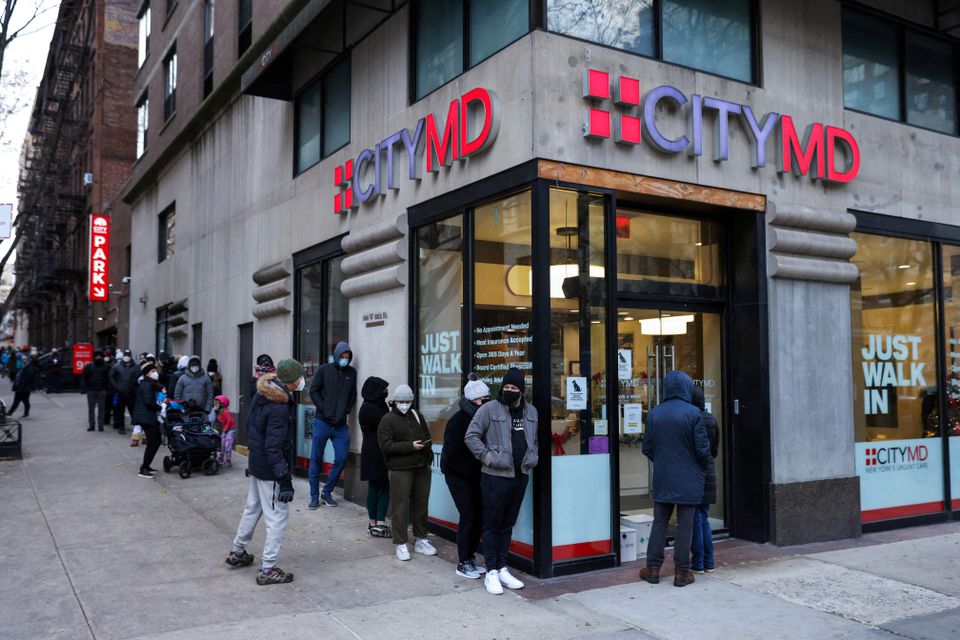 People wait in in a queue to enter CityMD, a health clinic that offers coronavirus disease (COVID-19) testing, on the Upper West Side as the Omicron coronavirus variant continues to spread in Manhattan, New York City, U.S., December 19, 2021. Photo: Reuters