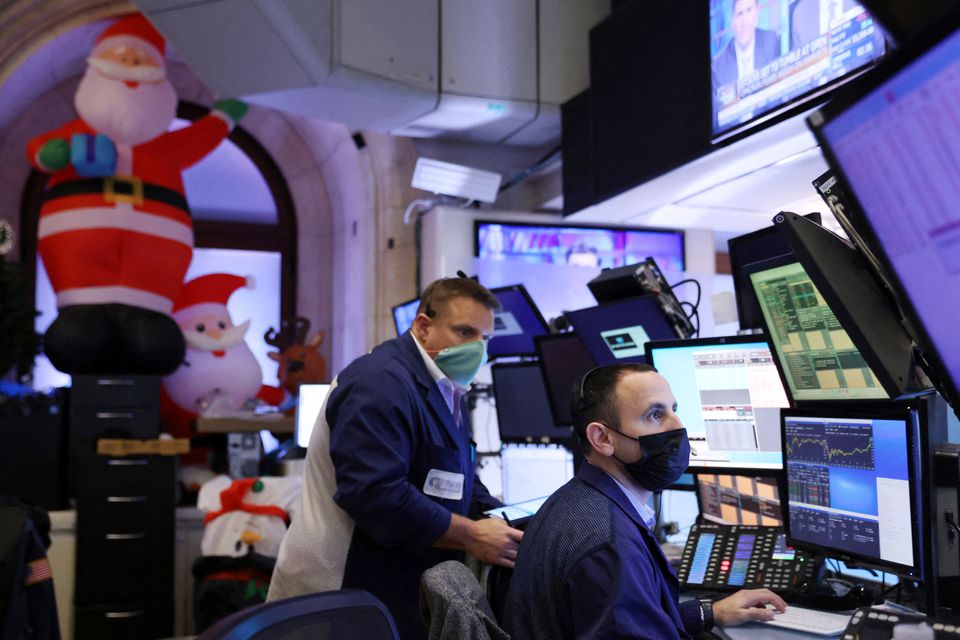 Traders wearing face masks work on the trading floor at the New York Stock Exchange (NYSE) as the Omicron coronavirus variant continues to spread in Manhattan, New York City, U.S., December 20, 2021. Photo: Reuters