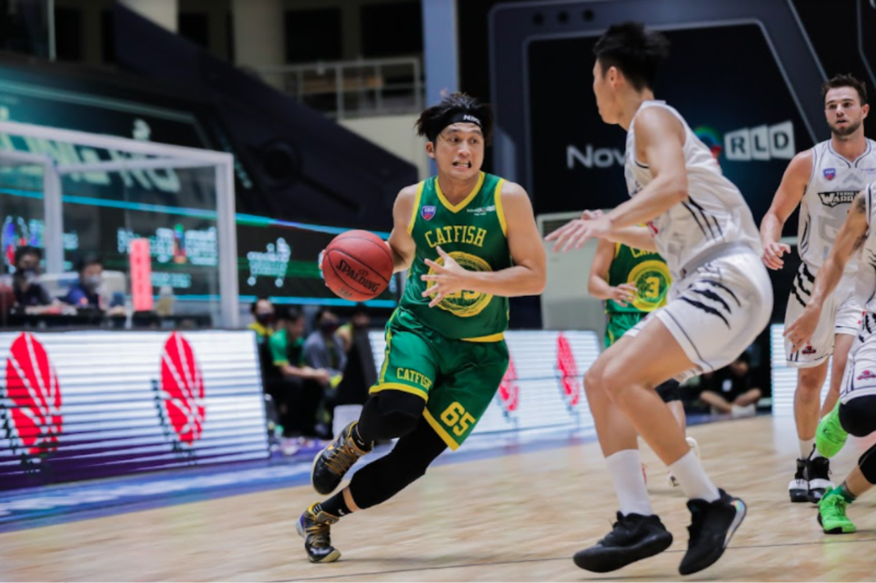 Cantho Catfish’s Le Hieu Thanh breaks through Thang Long Warriors players. Photo: VBA