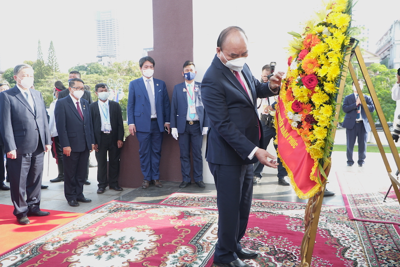 Vietnamese State President Nguyen Xuan Phuc lays a wreath at the statue of the late King Norodom Sihanouk in Phnom Penh, December 21, 2021. Photo: N.A. / Tuoi Tre
