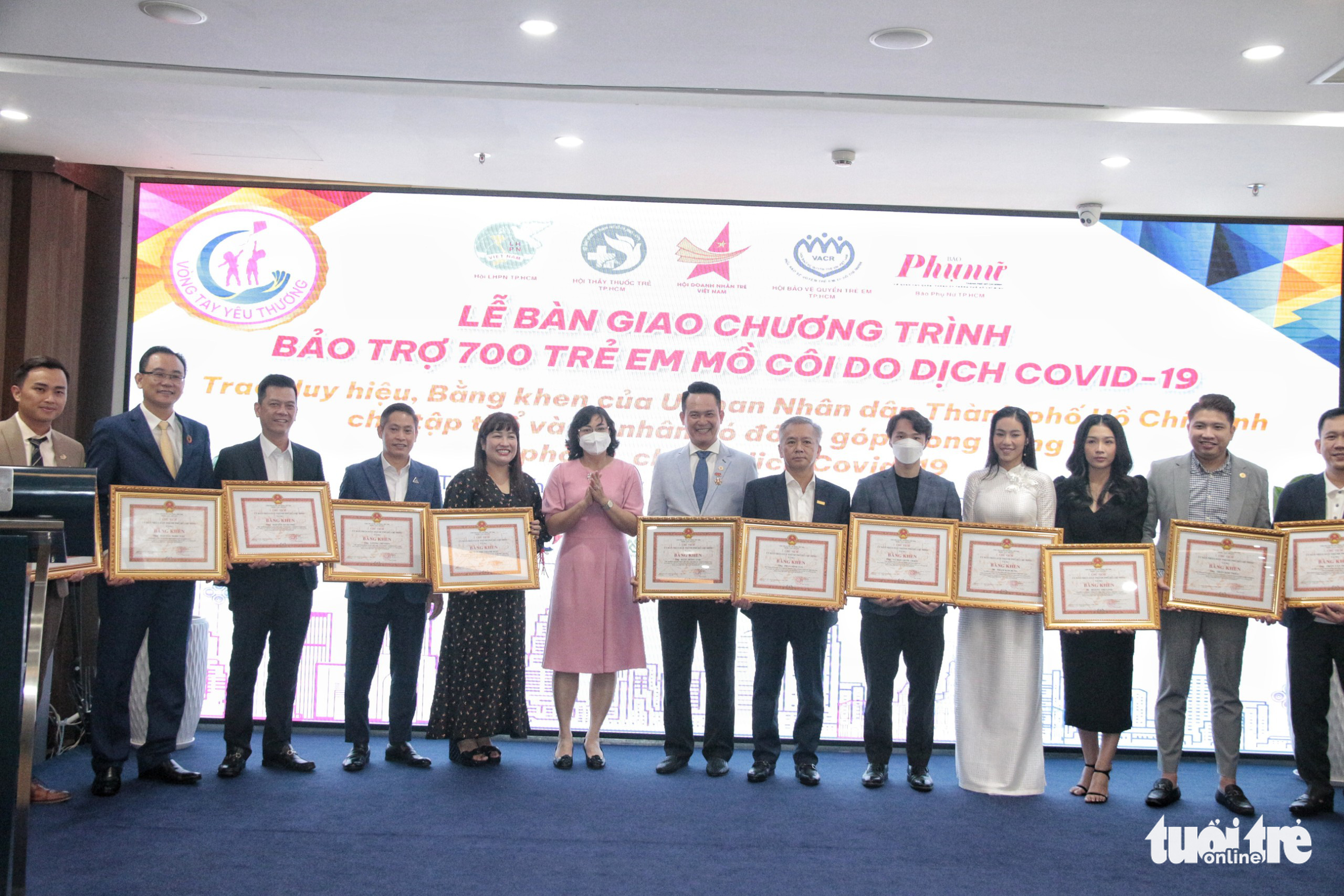 Individuals and representatives of organizations receive certificates of merit from the Ho Chi Minh City People’s Committee during a sponsorship event in Ho Chi Minh City, December 21, 2021. Photo: Cong Trieu / Tuoi Tre